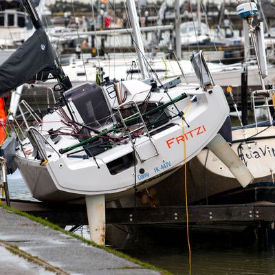 Beschädigte Schiffe liegen im Hafen von Damp in Schleswig-Holstein nach einer Sturmflut auf einem Anleger.