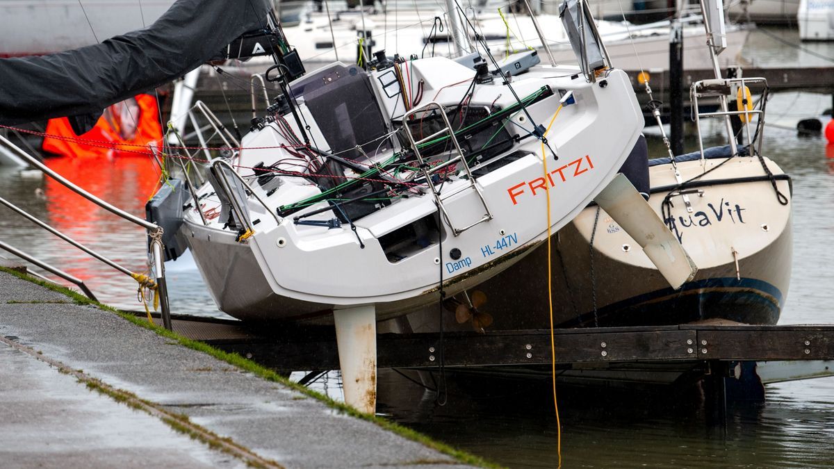 Beschädigte Schiffe liegen im Hafen von Damp in Schleswig-Holstein nach einer Sturmflut auf einem Anleger.