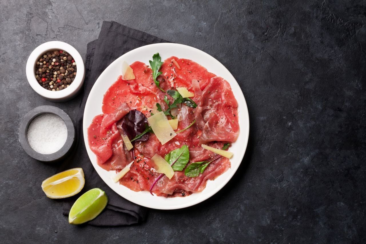 Carpaccio ist eine italienische Vorspeise mit dünnen Scheiben vom Rind.