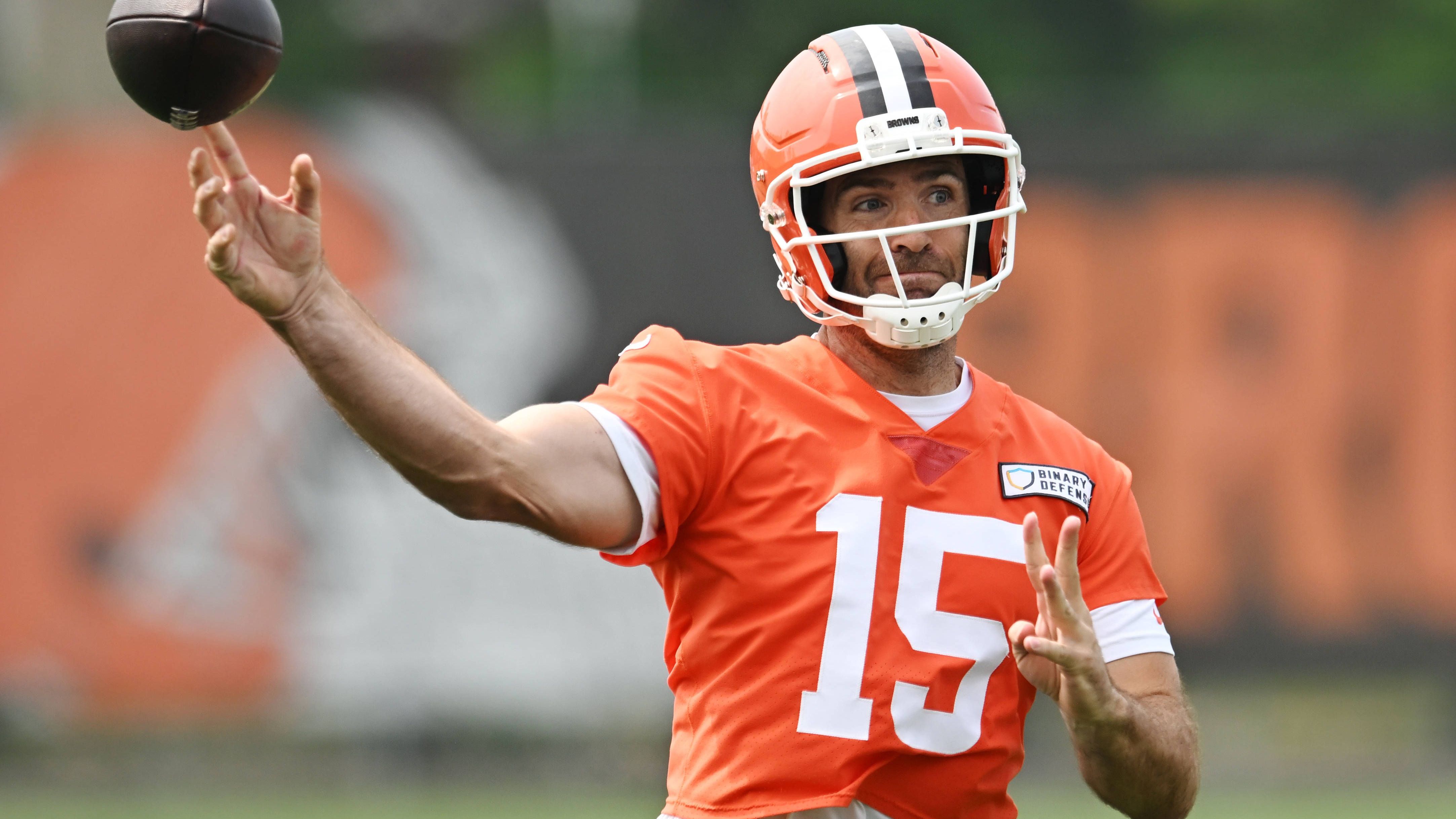 <strong>Joe Flacco (Cleveland Browns)</strong><br>Der 40-Jährige ist der zweitälteste aktive Spieler der NFL, hinter Rodgers. Er hat es immer noch drauf, wie die letzten beiden Saisons zeigen. Doch bei den Browns tummeln sich gerade die Quarterbacks und er soll im Übergangsjahr eine Mentorenrolle einnehmen und nochmal führen. Flacco unterschrieb auch "nur" einen Einjahresvertrag. Ein klarer Hinweis auf ein mögliches Ende.