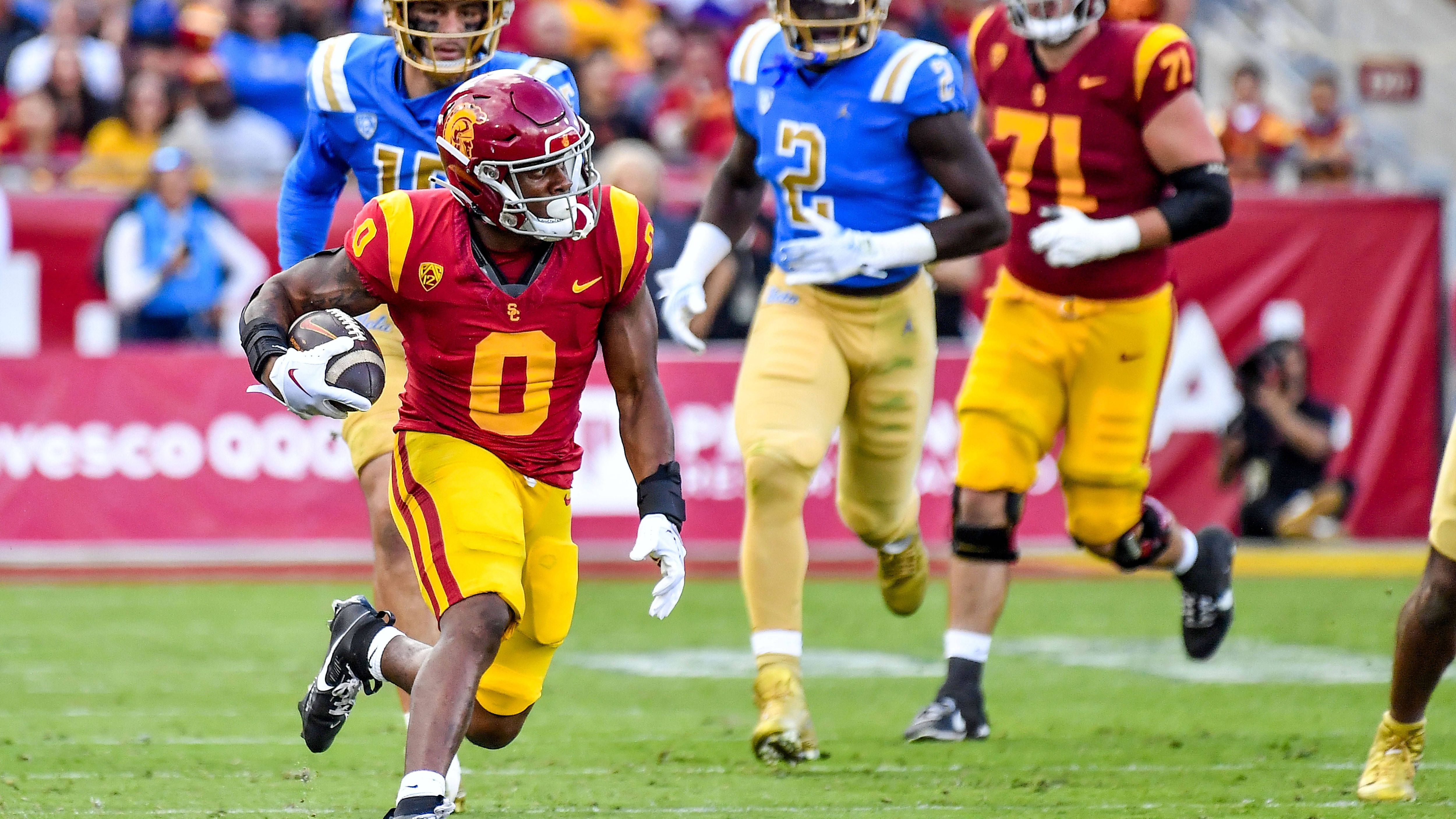 <strong>7. Platz: MarShawn Lloyd - Stärken<br></strong>Der ehemalige Running Back von USC bringt eine Reihe an physischen Anlagen mit, die für NFL-Teams sehr interessant sein dürften. Er ist schnell, läuft mit ausreichend Power und kann mit seinem Jump Cut regelmäßig Verteidiger zum Verzweifeln bringen. Vergangene Saison holte er 7,1 Yards im Schnitt heraus.&nbsp;