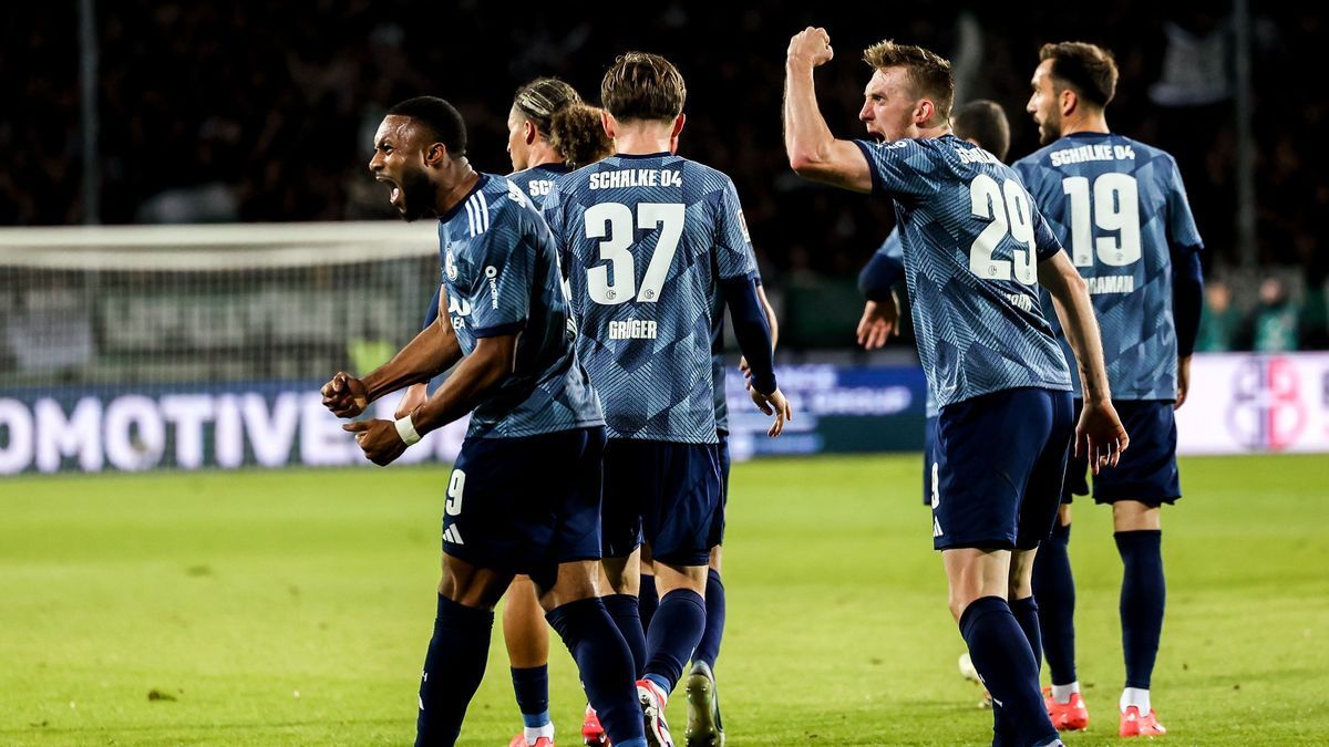 SC Preußen Münster v FC Schalke 04 - Second Bundesliga