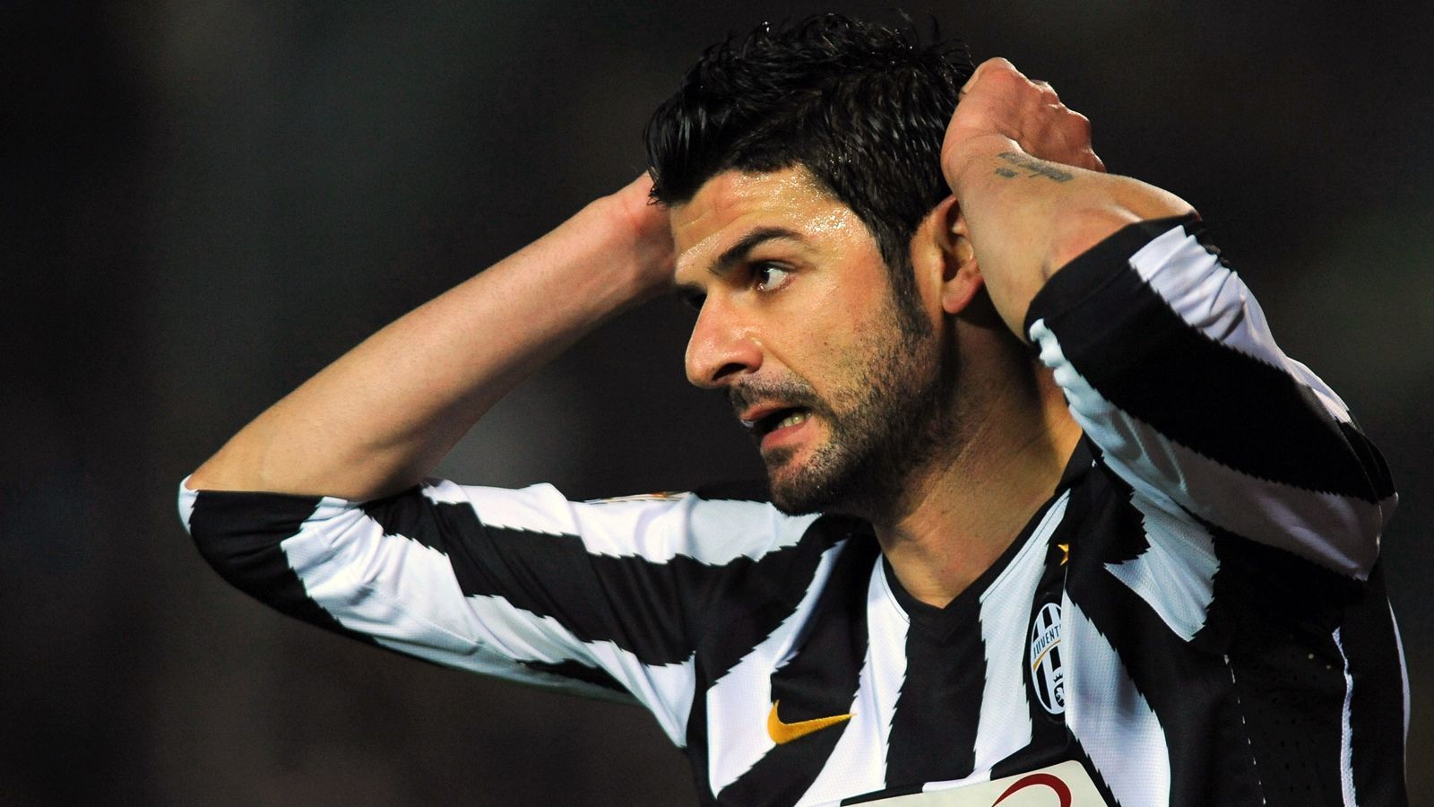 
                <strong>Vincenzo Iaquinta (Unerlaubter Waffenbesitz)</strong><br>
                Früher war Vincenzo Iaquinta Torjäger von Udinese Calcio und Juventus Turin sowie Weltmeister 2006 mit der "Squadra Azzurra". Jetzt muss sich der 38-Jährige auf einen längeren Gefängnisaufenthalt einstellen. Im Rahmen eines Mafia-Prozesses wurde Iaquinta zu einer Haftstrafe von zweieinhalb Jahen wegen unerlaubten Waffenbesitzes verurteilt. Damit kam er sogar noch glimpflich davon: Der Staatsanwalt forderte beim Mafia-Prozess mit 148 Angeklagten sechs Jahre Gefängnis für den Ex-Juve-Star. Nun kann Iaquinta nur noch auf die Berufungsverhandlung hoffen, um der Haftstrafe noch zu entgehen. Sein Vater Giuseppe, der Verbindungen zur Mafia unterhalten soll, wurde sogar zu 19 Jahren Haft verurteilt.
              