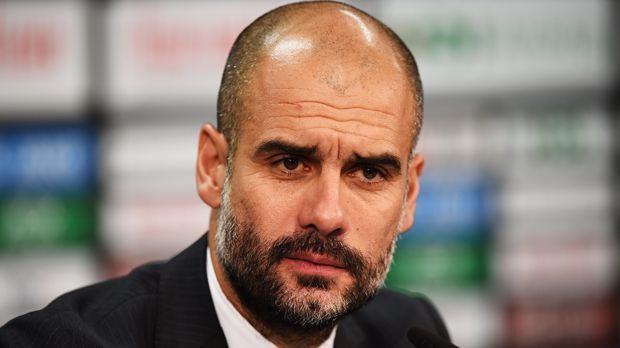 
                <strong>Pep Guardiola erklärt Rücktritt</strong><br>
                Und noch ein Paukenschlag zum Ende der Hinrunde: Bayern-Trainer Pep Guardiola verrät seine Zukunftspläne. Der Spanier gibt bekannt, dass er den FC Bayern nach der Saison 2015/16 verlässt. Allem Anschein nach liegt die Zukunft des 44-Jährigen in der englischen Premier League.
              