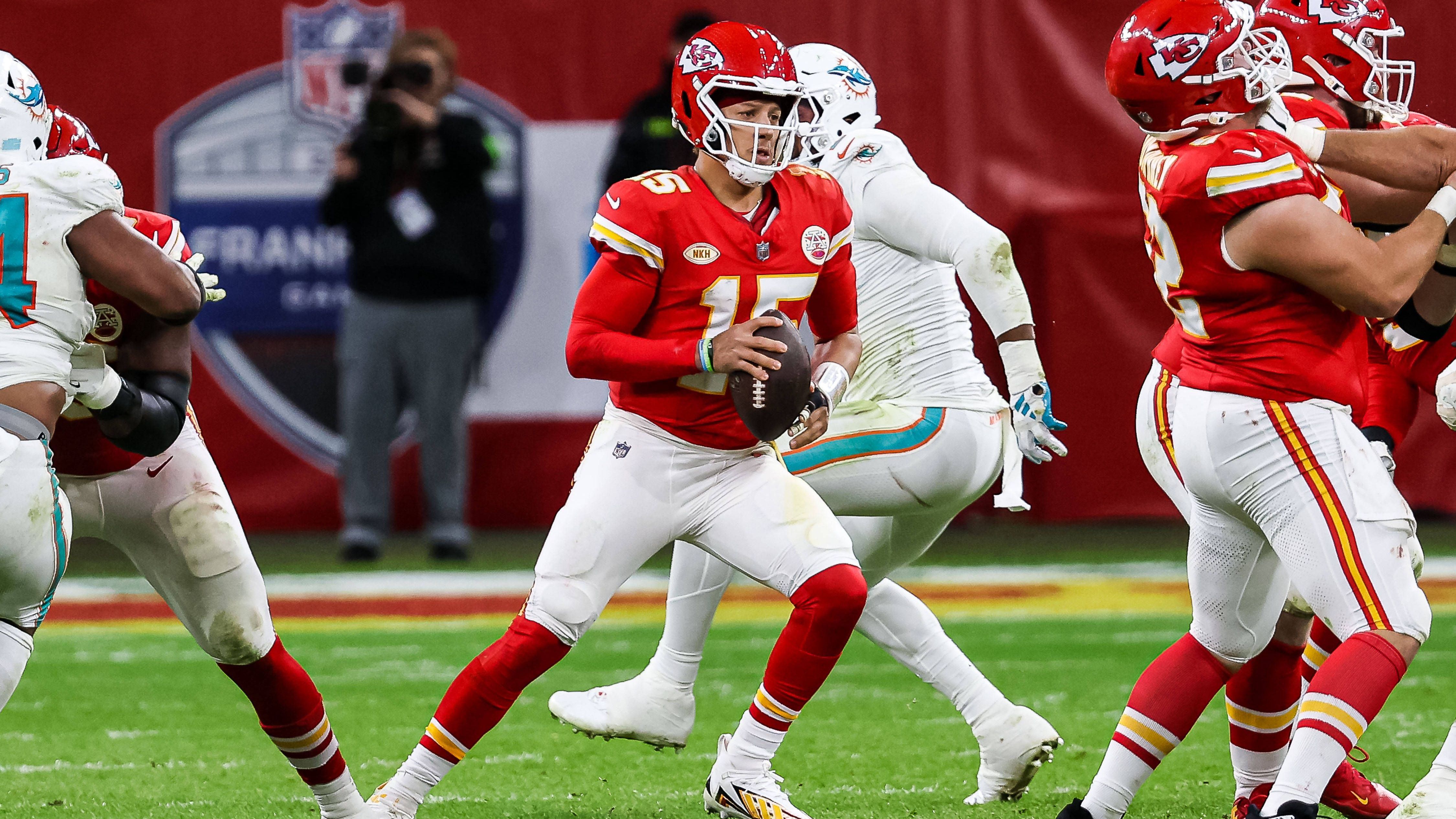 <strong>Schwächelnde Chiefs-Offense </strong><br>Patrick Mahomes ist nach wie vor der beste Spielmacher der Liga, so dominant wie im vergangenen Jahr ist die Offense aber nicht. In puncto Passing Yards und Yards pro Passversuch reicht es gerade so für die Top 10, das Laufspiel bewegt sich mit 4,1 Yards pro Run im Mittelfeld. Hinzu kommt: Mahomes steht schon bei acht Interceptions, im Jahr 2022 waren es insgesamt zwölf.