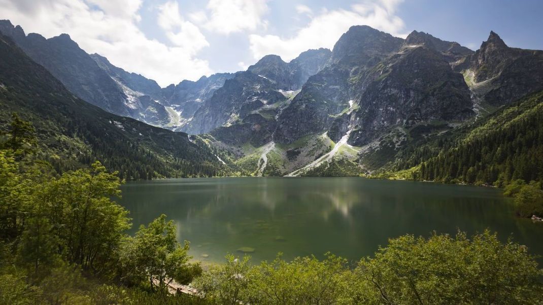 Nahe des Rysy liegt in Polen das Meerauge. Der Bergsee gehört zu den schönsten Seen weltweit.