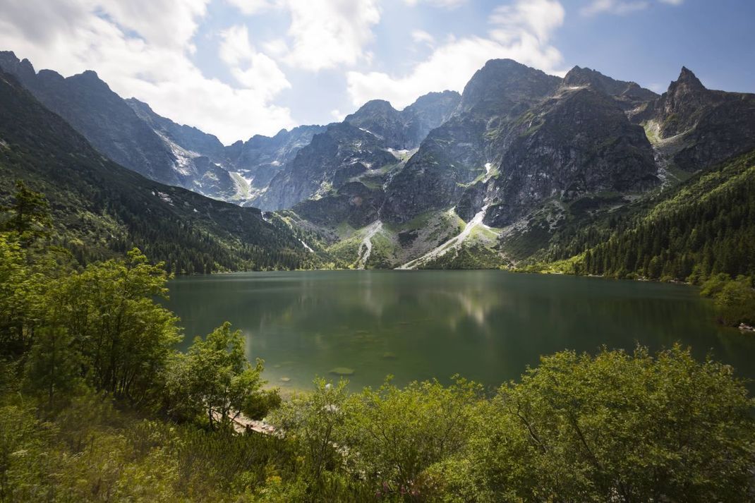 Nahe des Rysy liegt in Polen das Meerauge. Der Bergsee gehört zu den schönsten Seen weltweit.