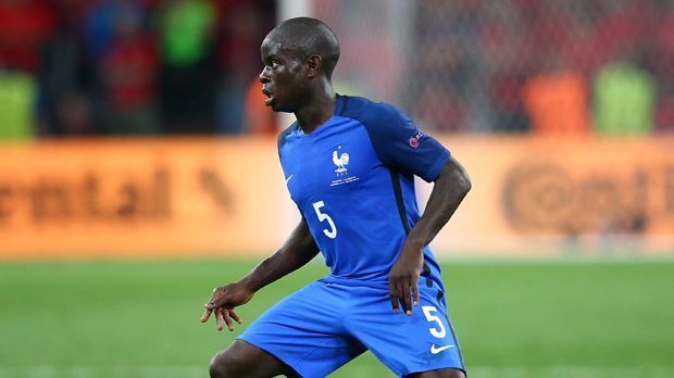 
                <strong>N'Golo Kante (Zugänge FC Chelsea)</strong><br>
                Zugänge FC Chelsea: N'Golo Kante (Bild; Leicester City), Michy Batshuayi (Olympique Marseille) + Zwölf Spieler, deren Leihe endete, darunter Juan Cuadrado (Juventus Turin), Papy Djilobodji (Werder Bremen) oder Marco van Ginkel (PSV Eindhoven)
              