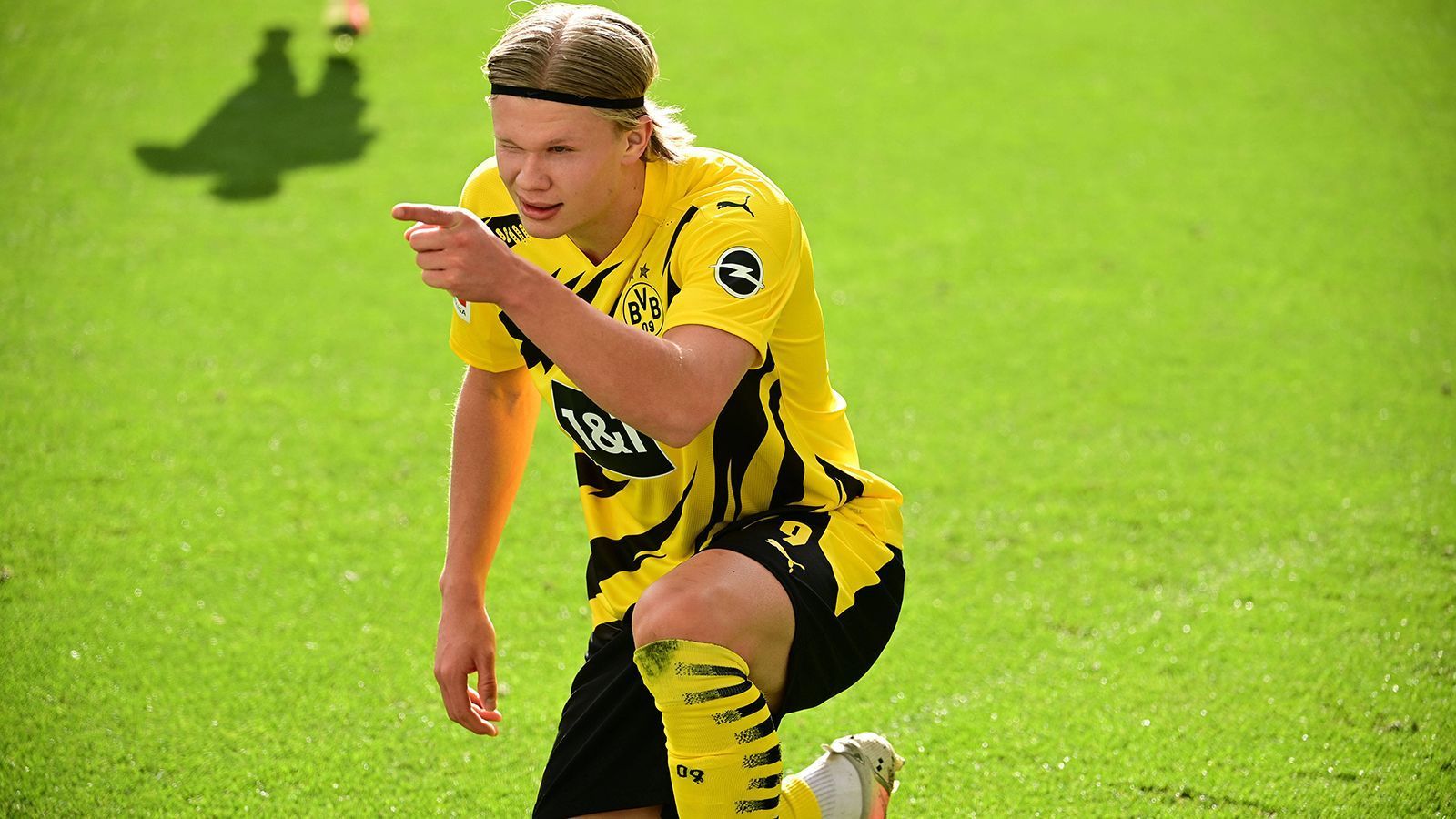 
                <strong>Sturm: Borussia Dortmund</strong><br>
                Auf der anderen Seite: Erling. Haaland. Der 20-Jährige ist das größte Sturmtalent Europas und hat mit 25 Bundesligatoren in der aktuellen Spielzeit beinahe halb so oft getroffen wie die komplette Leipziger Mannschaft. Aber: Nachdem der Norweger im Spiel gegen Wolfsburg einen Pferdekuss abbekommen hat, musste Haaland schon am Wochenende von der Tribüne aus zusehen. Ein Einsatz im Pokalfinale soll Medienberichten zufolge ein Wettlauf mit der Zeit werden. Sollte der Stürmer ausfallen, könnte Terzic Reus oder Hazard als falsche Neun in die Spitze stellen. Bei den Bullen werden sie darauf hoffen – so hat Haaland im Ligahinspiel im Januar eindrucksvoll gezeigt, dass er Leipzig beinahe im Alleingang auseinandernehmen kann. Dortmund liegt erstmals in Front: 3:2 für den BVB.
              