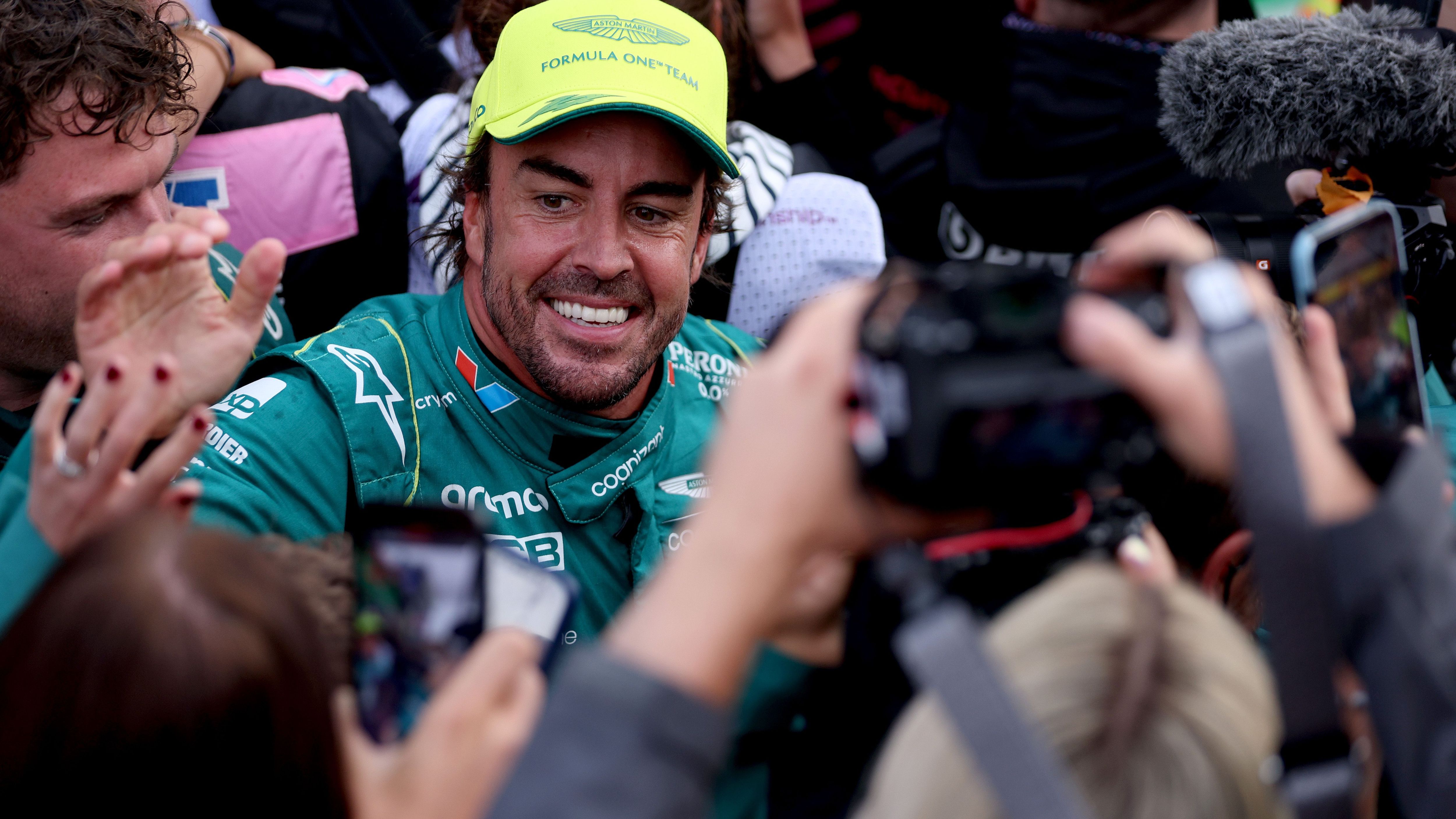 <strong>Gewinner: Fernando Alonso</strong><br>Was könnte Alonso in einem Red Bull anrichten? Vermutlich einiges, denn fahrerisch hat er auch mit 42 Jahren nichts von seinen Qualitäten eingebüßt. Bereits zum siebten Mal in dieser Saison fuhr der Aston-Martin-Pilot in Zandvoort auf das Podium und ließ dabei auch den zweiten Red Bull von Sergio Perez hinter sich. Gäbe es nicht diesen außerirdischen Verstappen, wäre ein Sieg wohl nur eine Frage der Zeit.