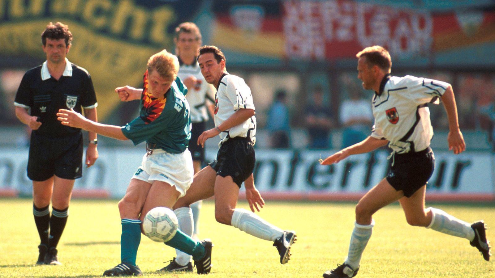 <strong>Deutschland revanchiert sich 1994</strong>
<br>Im Jahr 1992 hatte es noch ein 0:0 zwischen den Nachbarn in Nürnberg gegeben, zwei Jahre später traf man sich unmittelbar vor der WM in den USA im Ernst-Happel-Stadion wieder. Deutschland siegte mit 5:1 und revanchierte sich für die Niederlage 1986. Matthias Sammer, Jürgen Klinsmann, zweimal Andreas Möller und Mario Basler erzielten die Tore.
