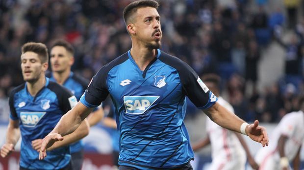 
                <strong>Sandro Wagner (TSG 1899 Hoffenheim)</strong><br>
                40 Millionen Euro für Sandro Wagner? Nicht mit 1899 Hoffenheim! Mäzen Dietmar Hopp persönlich lehnte im Winter eine millionenschwere Offerte aus China ab, wie "Sportbild" berichtet. Dabei wäre das Angebot von Tianjin Quanjian verlockend gewesen: Der Angreifer kam im Sommer für 2,8 Millionen von Darmstadt und wäre für 40 Millionen gewechselt. Einen so großen Gewinn erzielte bisher kein deutscher Klub bei dem Verkauf eines Spielers. Doch auch Sandro Wagner war nicht überzeugt - trotz eines angeblichen Jahresgehalts von 15 Millionen Euro. (Quelle: Sportbild)
              