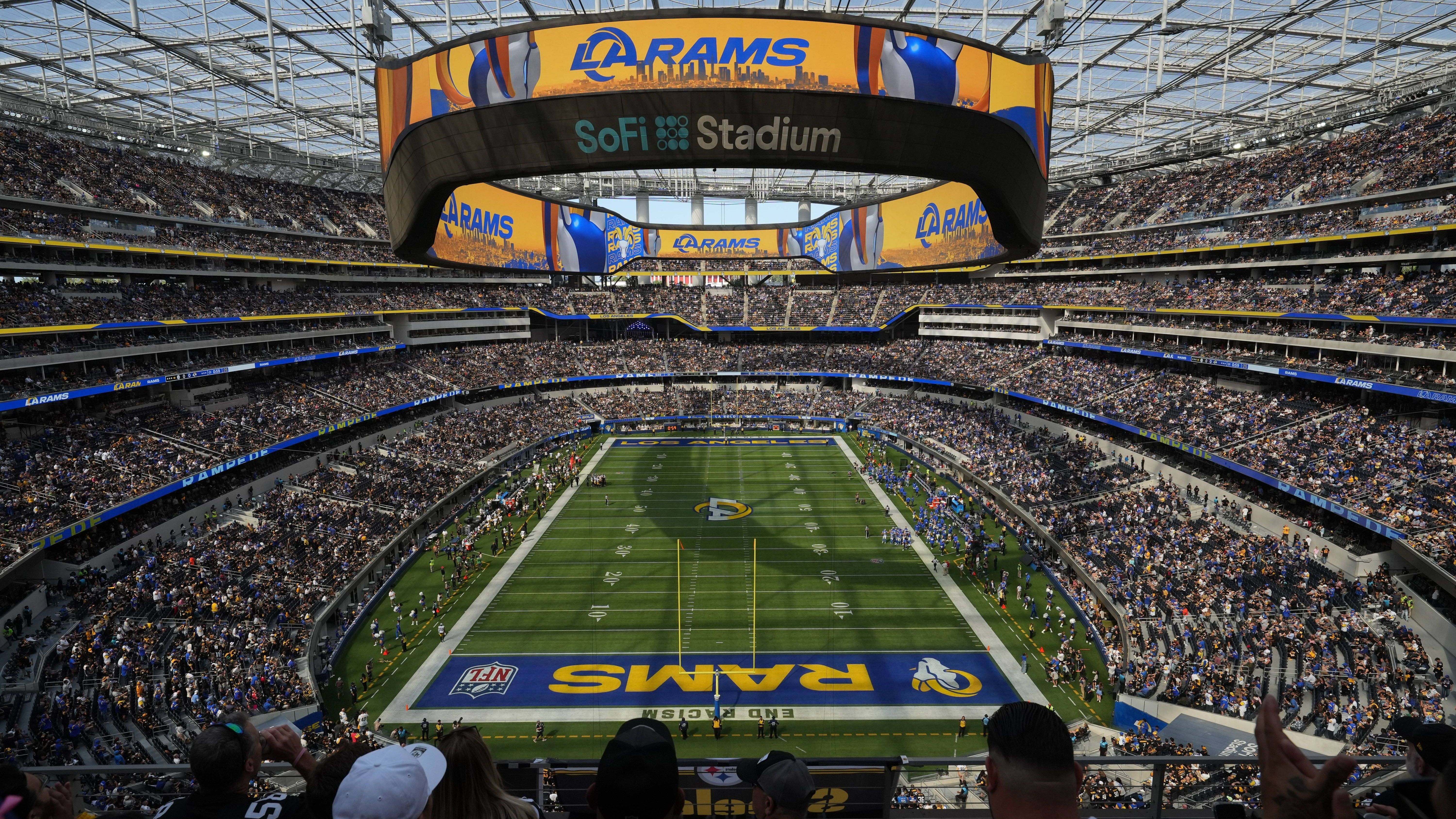<strong>Los Angeles Chargers und Los Angeles Rams: SoFi Stadium</strong><br> • Kapazität: 70.240 <br>• Eröffnung: September 2020 <br>• Kosten: 2,4 Milliarden Dollar &nbsp;<br>• Eigentümer: Kroenke Group <br>• In Los Angeles fand im Februar 2022 der Super Bowl LVI statt.
