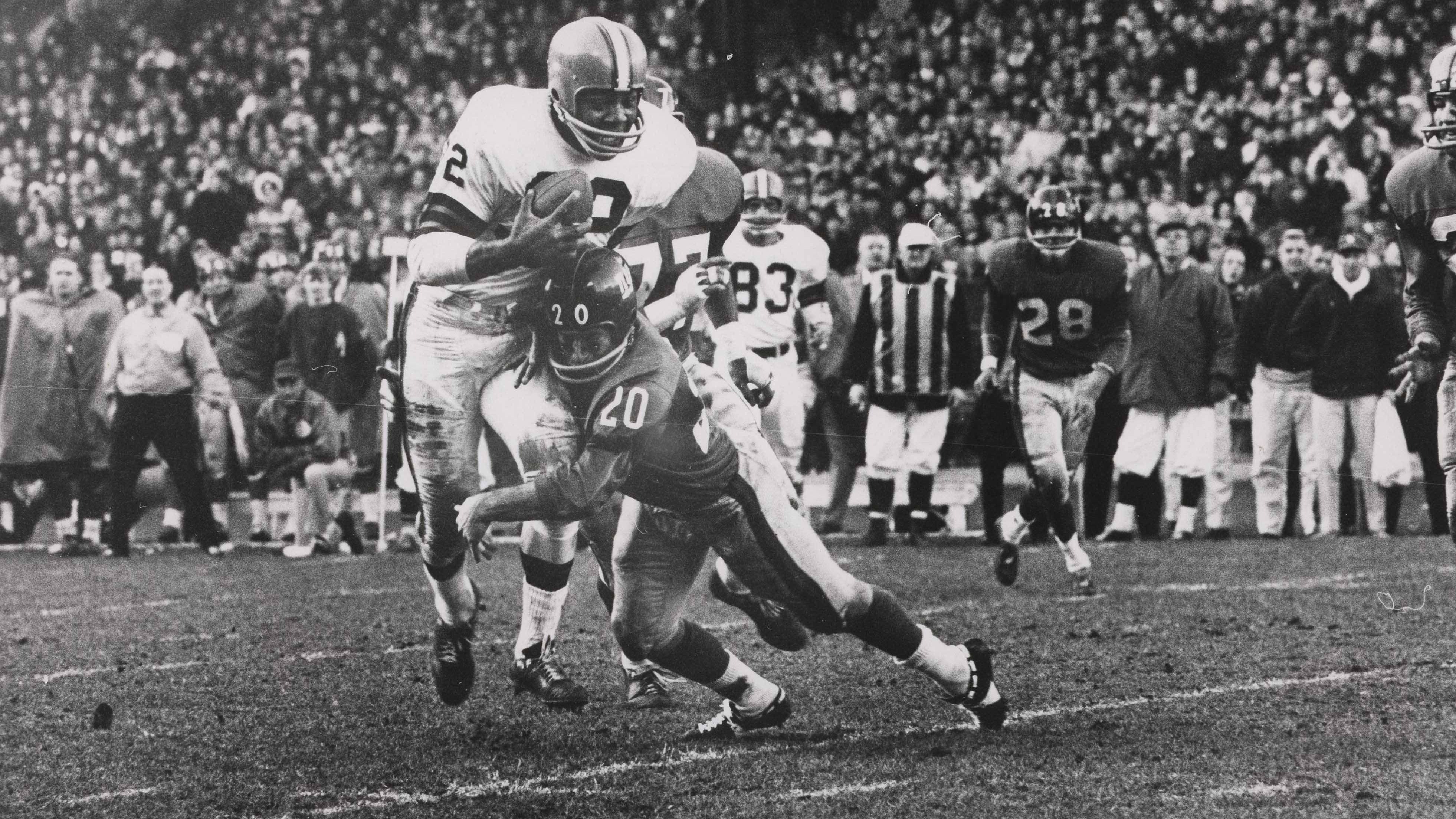 <strong>Rang 6: Jim Brown (Running Back - Browns)</strong><br>Der einzige reine Offensivspieler, der es auf die Liste geschafft hat. Brown steht stellvertretend für physisch einschüchternde Running Backs. Er war ein wahrer Schrecken für jeden, der versuchte, ihn zu tackeln. Er spielte zwar in der Offensive, hatte aber eine defensive Mentalität. Seine Top-Physis war nur eine seiner vielen Eigenschaften, die dazu führten, dass er während seiner neuen NFL-Spielzeiten dreimal MVP wurde.