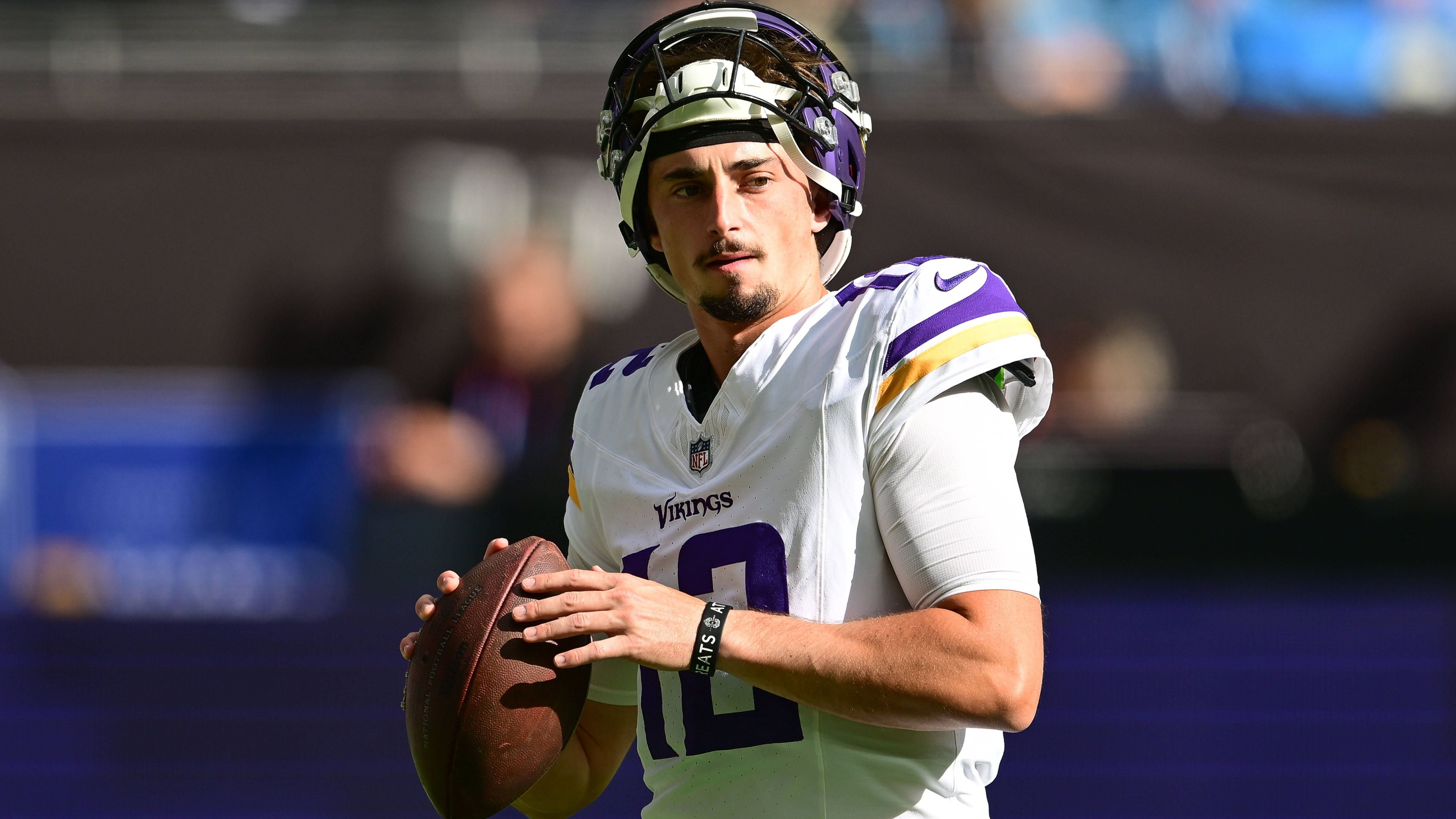 <strong>Platz 32: Max Brosmer (Minnesota Vikings)</strong><br>Eigentlich wäre der Undrafted Rookie der Vikings kein Backup, sondern nur die Nummer drei. Durch die schwere Verletzung des eigentlichen Nummer-2-Quarterbacks Carson Wentz rückte Max Brosmer in der Hackordnung aber auf und wäre nun erster Stellvertreter von J.J. McCarthy. So durchwachsen McCarthy spielen mag, das wäre vermutlich noch einmal eine erhebliche Schwächung.