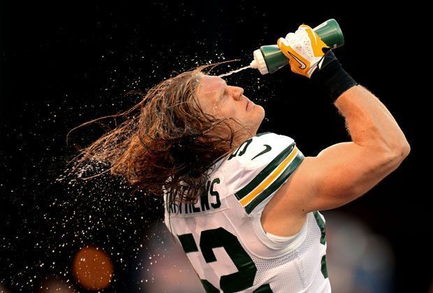 
                <strong>Die spektakulärsten Bilder der NFL</strong><br>
                American Football, ein heißer Sport: Clay Matthews von den Green Bay Packers weiß sich im Kampf mit der Hitze zu helfen
              
