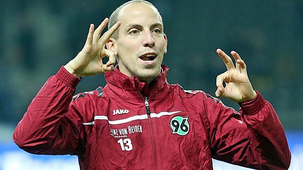 
                <strong>Jan Schlaudraff (zuletzt Hannover 96)</strong><br>
                Der offensive Mittelfeldmann bestritt zwischen 2006 und 2007 drei Länderspiele, sein Vertrag bei Hannover 96 wurde nach sieben Jahren nicht mehr verlängert. Wo und ob der 31-Jährige seine Laufbahn fortsetzen wird, ist derzeit noch unklar.
              