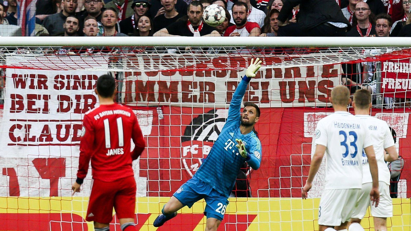 
                <strong>Sven Ulreich</strong><br>
                In der Anfangsphase direkt mehrfach gefordert. Glück beim Freistoß von Schnatterer, der den Ball an die Latte setzte. Beim Ausgleich von Stürmer Robert Glatzel chancenlos, beim Führungstreffer der Heidenheimer (38.) ebenfalls ohne Schuld. Nach der Pause weitestgehend beschäftigungslos, wie auch beim 4:3 (74.). Bewahrte die Münchner gegen Glatzel (81.) vor der totalen Blamage. ran-Note: 3
              