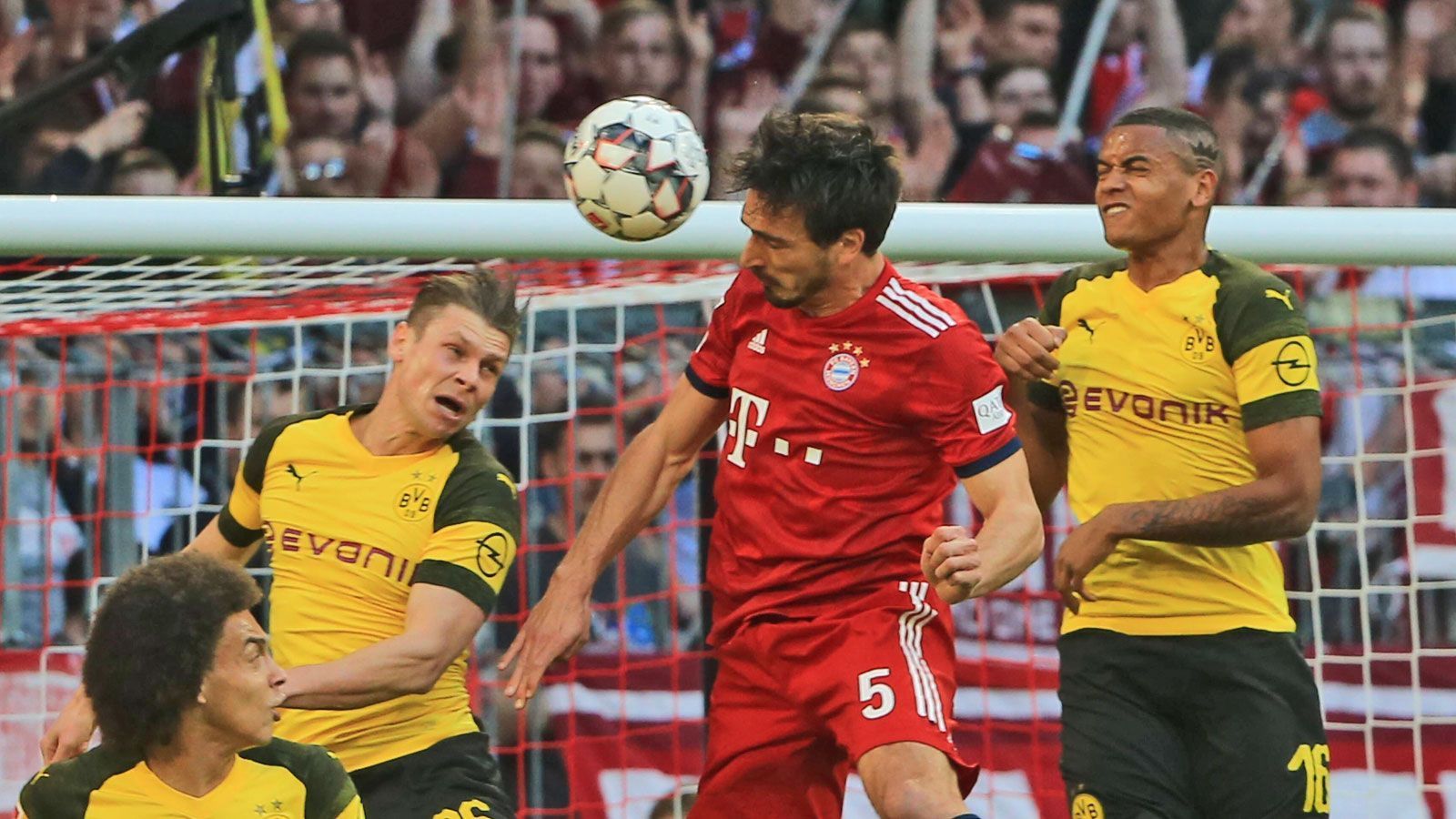 
                <strong>Mats Hummels (FC Bayern)</strong><br>
                Hat bei einer Ecke in der 2. Minute die erste Chance des Spiels, sein Kopfball fliegt nur knapp am langen Pfosten vorbei. Sieben Zeigerumdrehungen später klingelt's dann doch: Hummels setzt sich gegen zwei BVB-Verteidiger durch und netzt wuchtig zum 1:0 ein. Trifft in der 32. Minute fast schon wieder. Bestreitet insgesamt wohl mehr Kopfballduelle vorne als hinten. Und gewinnt dabei quasi alle. In der 66. Minute schon wieder vorne, Hummels läuft plötzlich allein auf Bürki zu, doch Lewandowskis Pass sitzt nicht. ran-Note: 1
              