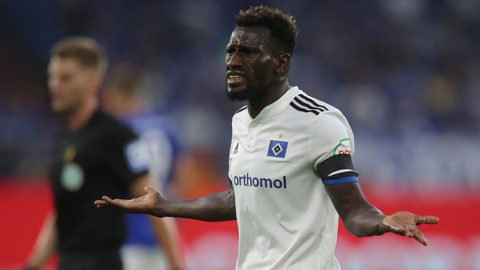 
                <strong>Bakery Jatta (Hamburger SV)</strong><br>
                In der Anfangsphase häufig auf dem rechten Flügel zu finden. Bekommt nur selten seine Geschwindigkeit auf den Platz - kurz vor der Halbzeit verstolpert er einen vielversprechenden Angriff der Hamburger. Hat die Führung nach Glatzels Ausgleich auf dem Fuß, sein Heber segelt allerdings über Langer und über das Tor. In der Schlussphase mit mehr Einfluss über außen und macht seine unglückliche erste Halbzeit wett. Steht in der 90. Minute goldrichtig und schiebt zur Entscheidung ein. ran-Note: 2
              