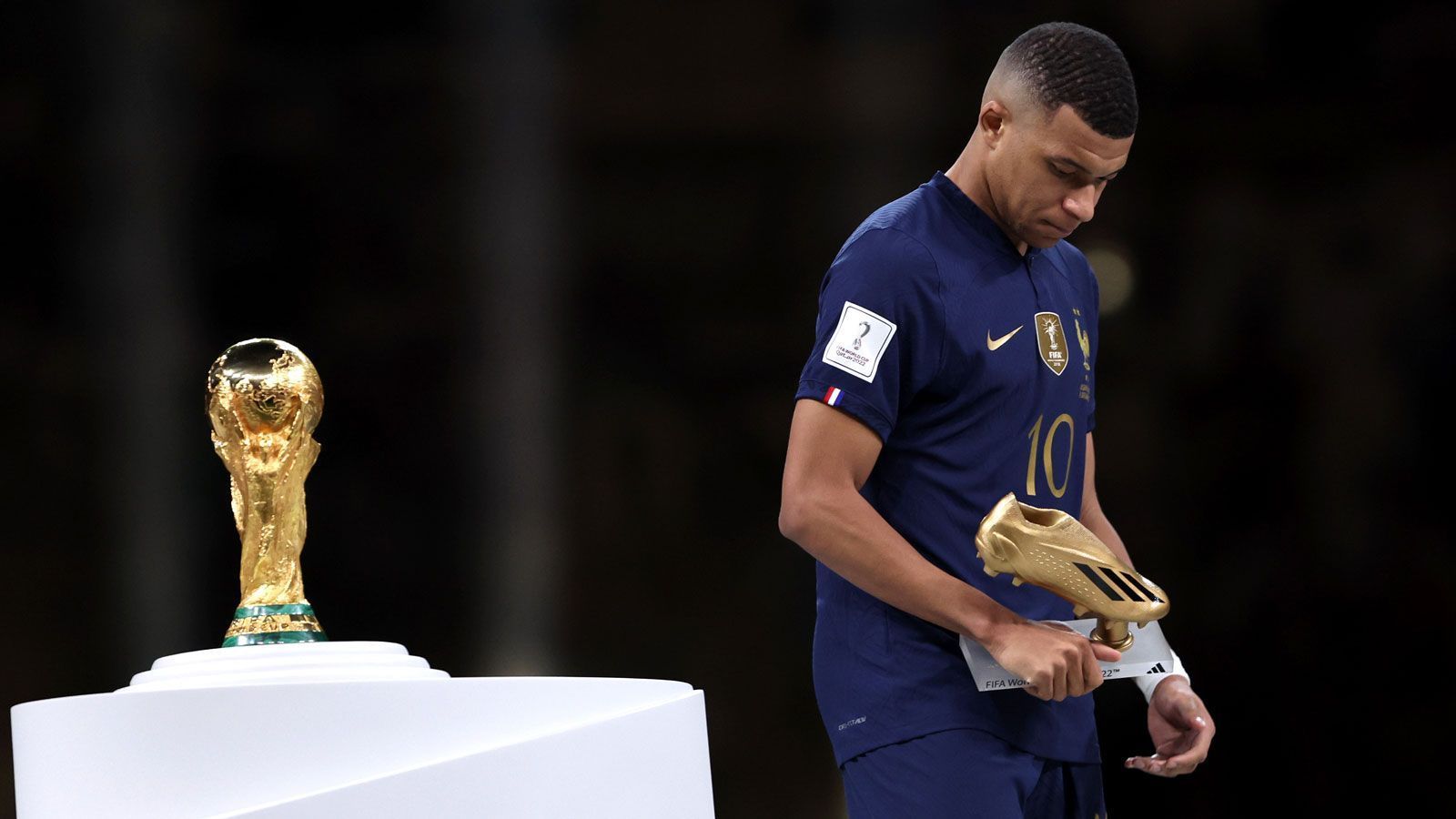 
                <strong>Torschützenkönig: Kylian Mbappe (Frankreich)</strong><br>
                Den einzigen objektiven Preis unter den individuellen Auszeichnungen sicherte sich Kylian Mbappe, der mit acht Treffern Torschützenkönig wurde. Seit der Vergabe dieses Titels 1978 schaffte nur Ronaldo bei der WM 2002 eine solche Quote. 2018 war Englands Harry Kane mit sechs Toren erfolgreich.
              