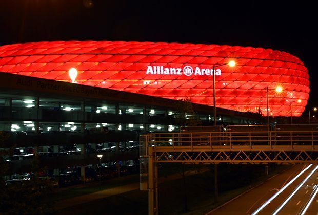 
                <strong>Allianz Arena München (Deutschland)</strong><br>
                Deutschland darf sich über drei Vorrundenspiele und ein Achtelfinale in München freuen. Mit einem Fassungsvermögen von 70.067 erreicht die Allianz Arena auch die notwendige Größe, um eine Finalbewerbung zu ermöglichen. Diese wurde jedoch vom DFB zurückgezogen.
              