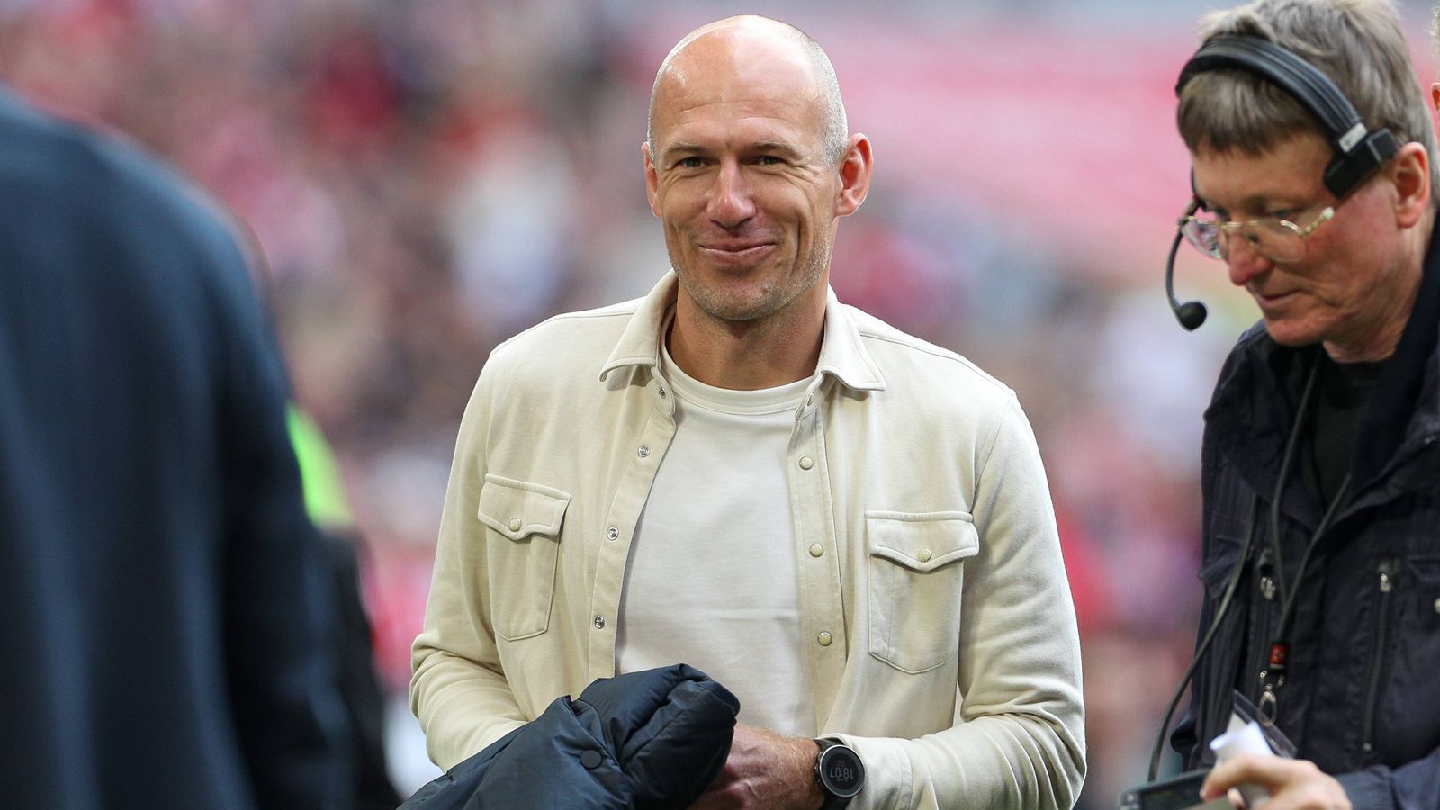 
                <strong>Arjen Robben</strong><br>
                Oder holen die Bayern nach dem einstigen Berufsneuling Hasan Salihamidzic als dessen Nachfolger wieder einen ehemaligen Fanliebling mit dem Manko fehlender Erfahrung als Sportdirektor bzw. Sportvorstand? Zumindest gab es zuletzt Gerüchte, wonach der einstige Flügelflitzer Arjen Robben die Rolle als "Brazzo"-Erbe ausfüllen könnte. "Ich könnte mir Robben gut als Bindeglied zwischen Mannschaft und Vorstand bei Bayern vorstellen", sagte etwa Ex-Bayern-Profi Dietmar Hamann der "Abendzeitung", "vielleicht als Sportdirektor oder Teammanager". 
              