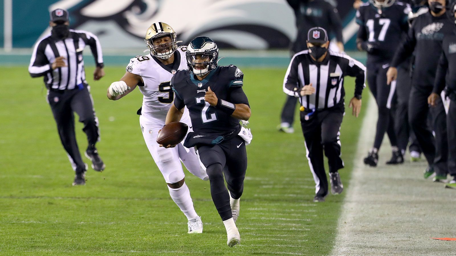 
                <strong>Gewinner: Jalen Hurts</strong><br>
                Der ohne Zweifel größte Gewinner des 14. Spieltags war der neue Spielmacher der Philadelphia Eagles. Hurts ersetzte Franchise-Quarterback Carson Wentz und wusste sofort zu überzeugen: Der Rookie-Zweitrundenpick führte Philadelphia in seinem ersten Spiel als Starter zu einem überraschenden 24:21-Sieg über die favorisierten New Orleans Saints. Nach 167 Passing und 106 Rushing Yards wurde Hurts auch prompt für den nächsten Spieltag als Starter nominiert.
              
