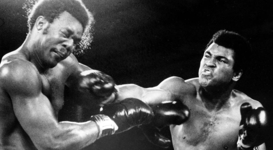 
                <strong>Muhammad Ali vs George Foreman</strong><br>
                Der sieben Jahre jüngere "Big George" Foreman galt als unschlagbare Kampfmaschine, dem 32 Jahre alten Ali wurden ein schneller K.o. und das Ende der Karriere prophezeit. Wegen einer Augenverletzung bei Foreman verlängerte sich die Vorbereitung auf über einen Monat. Beide Boxer blieben in Zaire. Foreman schottete sich ab, Ali suchte, wann immer es ging, den Kontakt zur einfachen Bevölkerung - die deshalb im Kampf auf seiner Seite war und frenetisch das legendäre "Ali, bomaye!" ("Ali, töte ihn!") anstimmte.
              