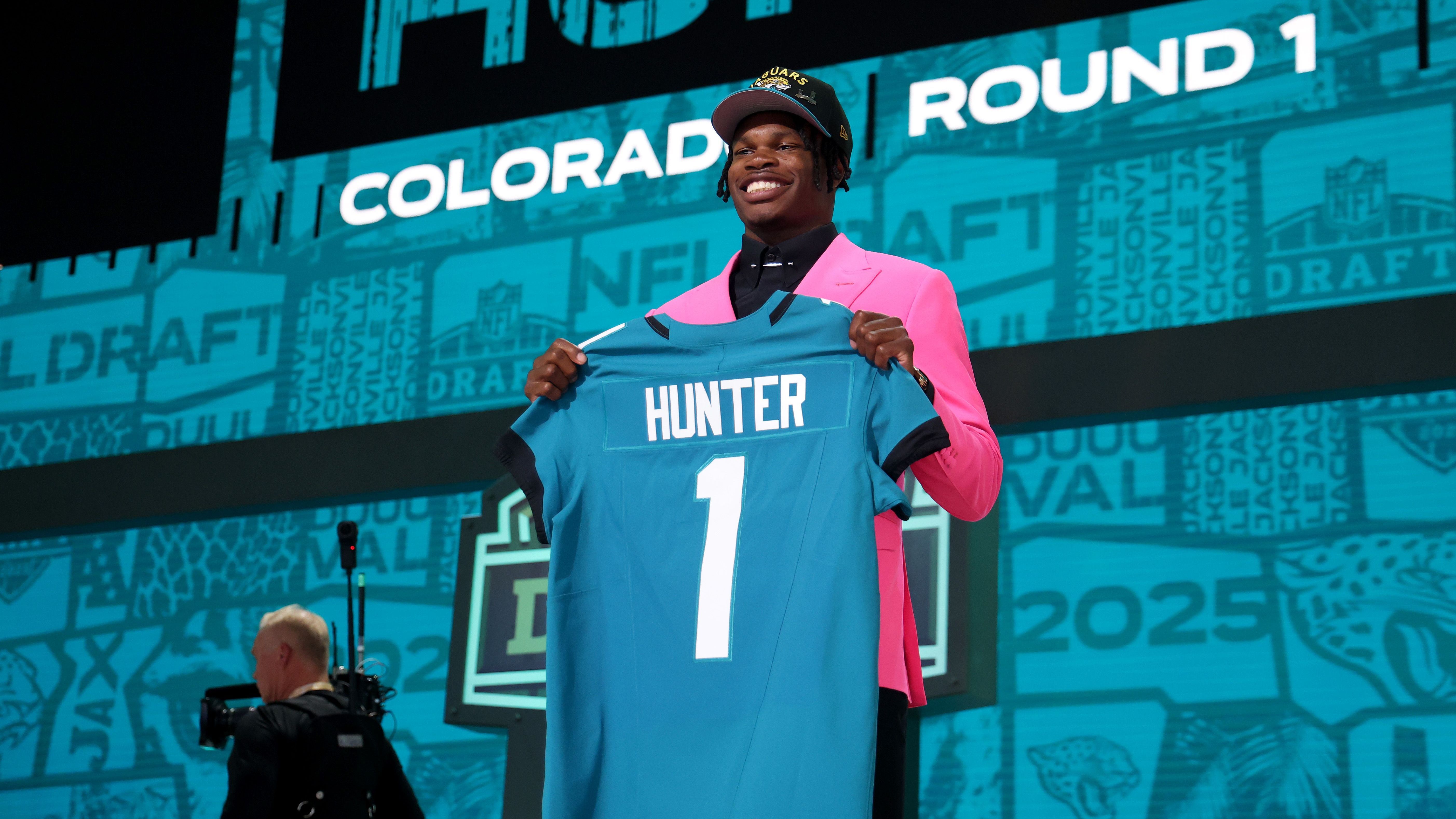 <em><strong>NFL - Top 10: Die meistverkauften Trikots der Rookie-Stars</strong><br>Der <a href="https://www.ran.de/sports/american-football/nfl/draft">NFL Draft 2025</a>&nbsp;liegt schon über einen Monat zurück. "Collect Media" hat jetzt die zehn meisterverkauften Jerseys seit diesem Zeitpunkt veröffentlicht. In den USA kostet ein <a target="_blank" href="https://www.ran.de/sports/american-football/nfl">NFL</a>-Trikot rund 130 US-Dollar. Der aktuelle Platz eins war direkt nach dem Draft noch "nur" auf Rang neun und erlebt einen rasanten Aufstieg. <strong>ran</strong> zeigt die komplette Top 10.</em>