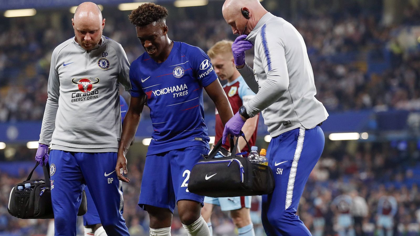 
                <strong>Callum Hudson-Odoi (FC Chelsea)</strong><br>
                Doppelter Rückschlag für Chelsea! Zuletzt kamen die "Blues" gegen Underdog Burnley nur zu einem 2:2-Unentschieden und zudem verloren die Londoner auch noch Jungstar Callum Hudson-Odoi. Der 18 Jahre alte Flügelflitzer zog sich einen Riss der Achillessehne zu und fällt damit bis in die neue Saison hinein aus. 
              