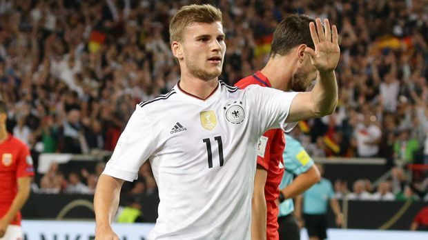 
                <strong>Timo Werner</strong><br>
                An seiner alten Wirkungsstätte, in Stuttgart, zeigte Timo Werner einer perfekte Antwort auf die Pfiffe zuletzt in Prag. Der deutsche Mittelstürmer bekam schon Sprechchöre von den Rängen. Diese schienen ihn zu beflügeln. Danach schnürte der Leipziger durch Treffer in der 20. und 41. Minute schon vor dem Seitenwechsel einen Doppelpack - es waren seine Länderspieltreffer Nummer fünf und sechs. In der 66. Minuten durfte er vorzeitig vom Platz - unter tosendem Applaus! ran-Note: 1
              