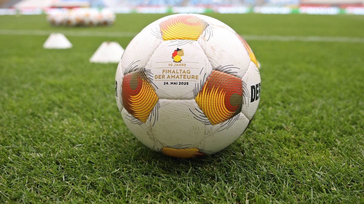 24.05.2025, Fussball, Herren, Sparkassen-Pokal Saarland, Finale, Saison 2024 2025, FC 08 Homburg - FC Palatia Limbach, Spielball mit der Aufschrift: Finaltag der Amateure, Logo vom Finaltag der Ama...