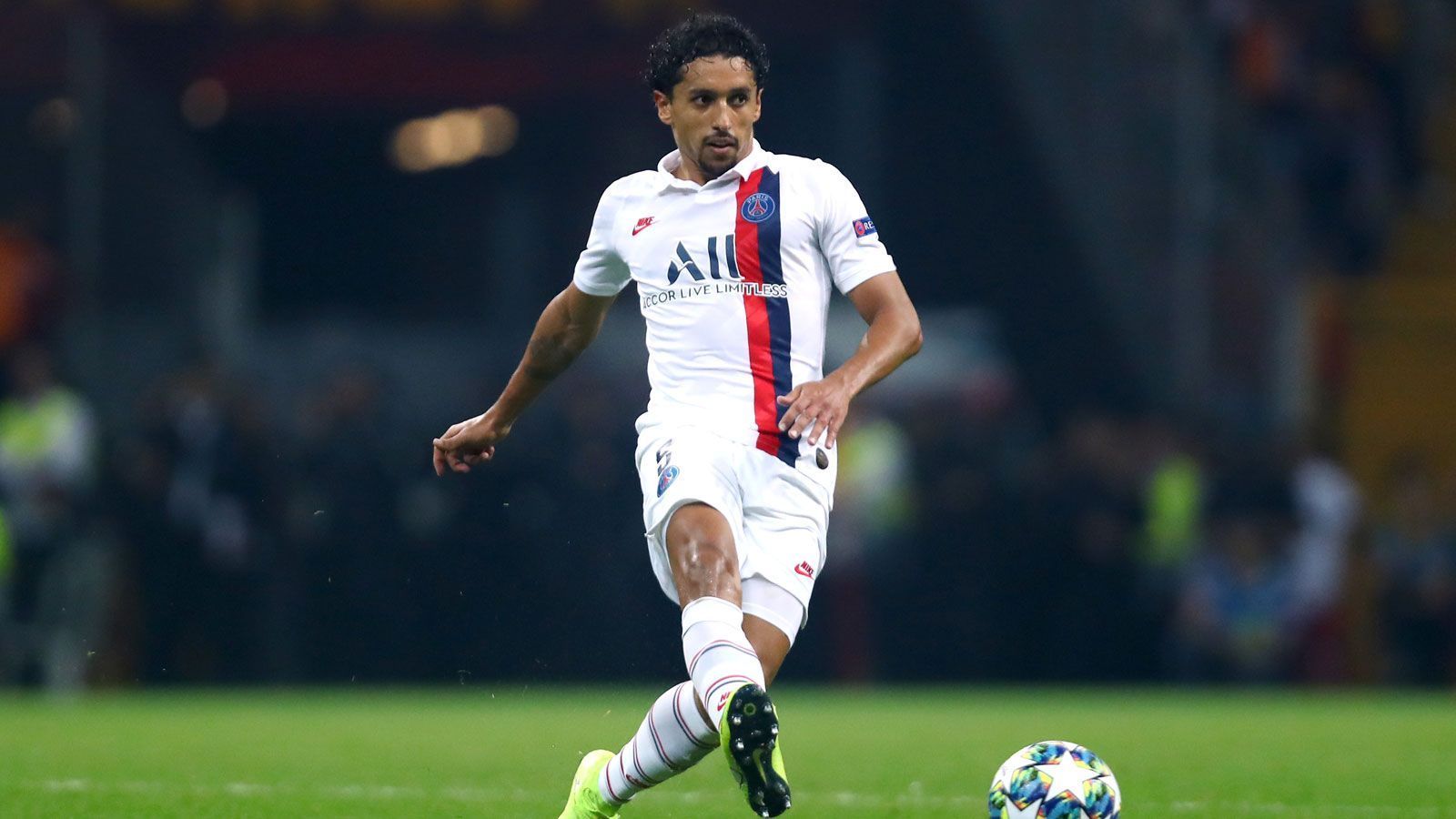 
                <strong>Platz 5: Marquinhos (Paris St. Germain)</strong><br>
                Monatsgehalt: 1,2 Mio Euro - Marktwert 65 Millionen Euro
              