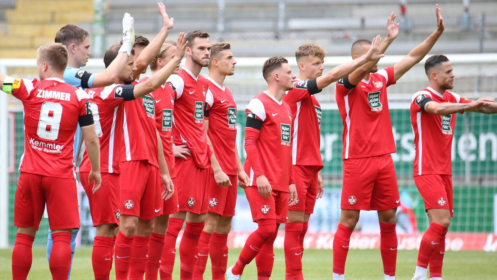 
                <strong>Vorsicht, Gladbach! So gefährlich ist der FCK</strong><br>
                Adi Hütter steht als Trainer von Borussia Mönchengladbach vor seinem Pflichtspiel-Debüt. Mit dem 1. FC Kaiserslautern bekam er in der 1. Runde des DFB-Pokals ein undankbares Los. Der Drittligist verfügt nämlich über einen beachtlichen Kader und erwies sich für andere Vereine schon mehrmals als Stolperstein. ran verrät, warum Kaiserslautern Gladbach gefährlich werden könnte (ab 20:30 Uhr im ran-Liveticker).
              