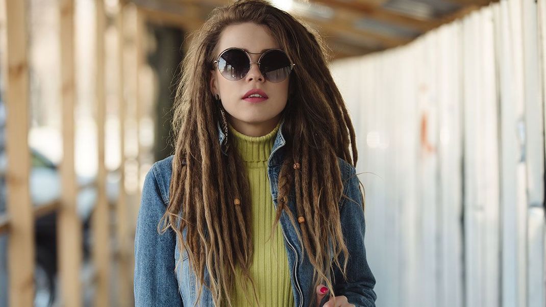 Dreadlocks lassen sich auch färben – was dabei zu beachten ist, findet Ihr in unserem Beauty-Artikel. Wir berichten über Rastalocken, Looks und Styles, sowie Färbetechniken.