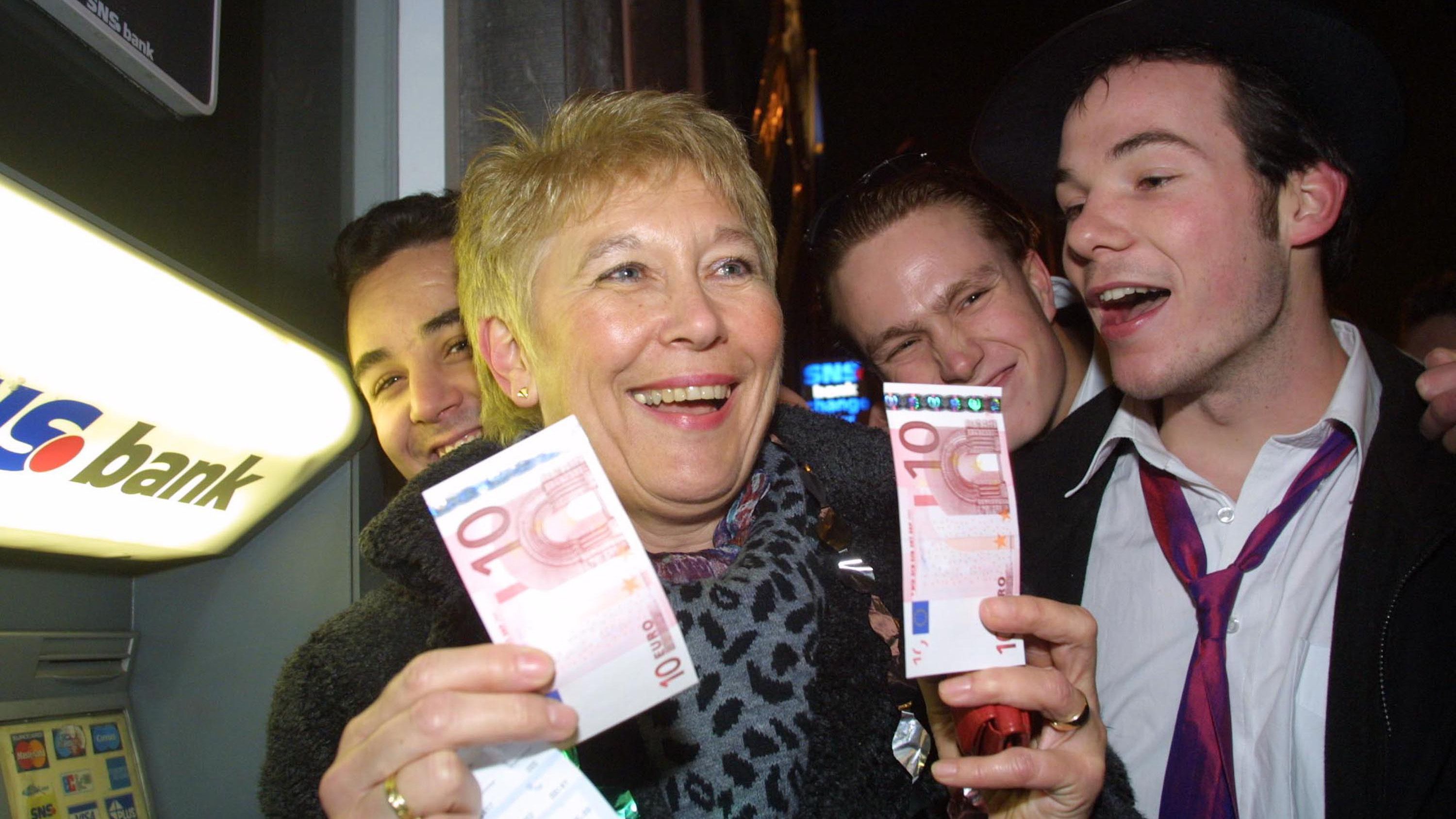 
                <strong>Der Euro wird eingeführt</strong><br>
                Am 1. Januar 2002 war es soweit: Die gute alte deutsche Mark wurde durch den Euro ersetzt. Europaweit strömten die Massen in die Banken und tauschten ihre alte Währung in den Teuro, wie die neue Währung damals auch genannt wurde. Der Teuro wurde damals nicht nur zum Wort des Jahres gekürt, sondern muss sich von Großeltern auch 18 Jahre später noch mit der D-Mark vergleichen lassen: "20 Euro?! DAS SIND VIERZICH MARK!"
              