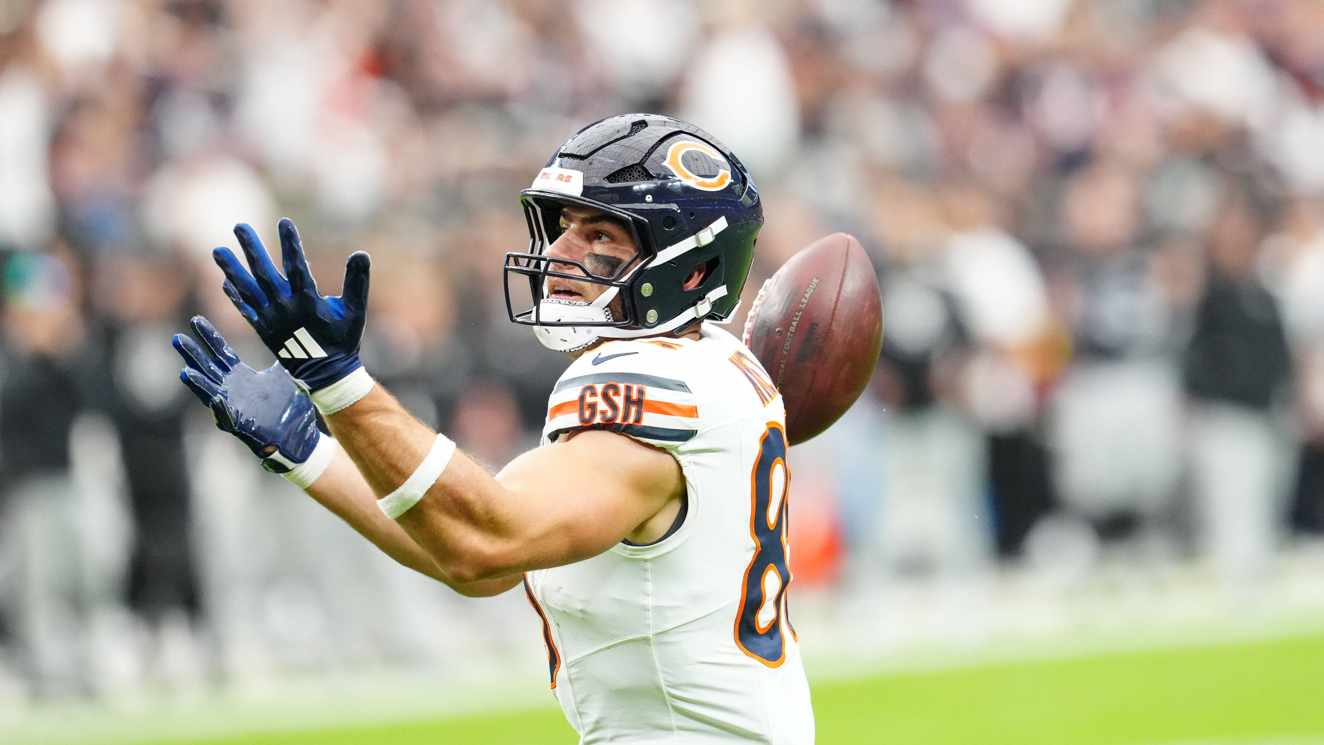 <strong>Cole Kmet (Chicago Bears)</strong><br>Zum ersten Mal in seiner NFL-Karriere verpasst außerdem Tight End Cole Kmet ein Spiel verletzungsbedingt. Der 26-Jährige fehlt gegen die Ravens wegen einer Rückenverletzung. Zuvor hat er seit 2020 insgesamt 91 NFL-Spiele in Serie bestritten. Ebenfalls fehlen wird Left Tackle Braxton Jones mit einer Knieverletzung.