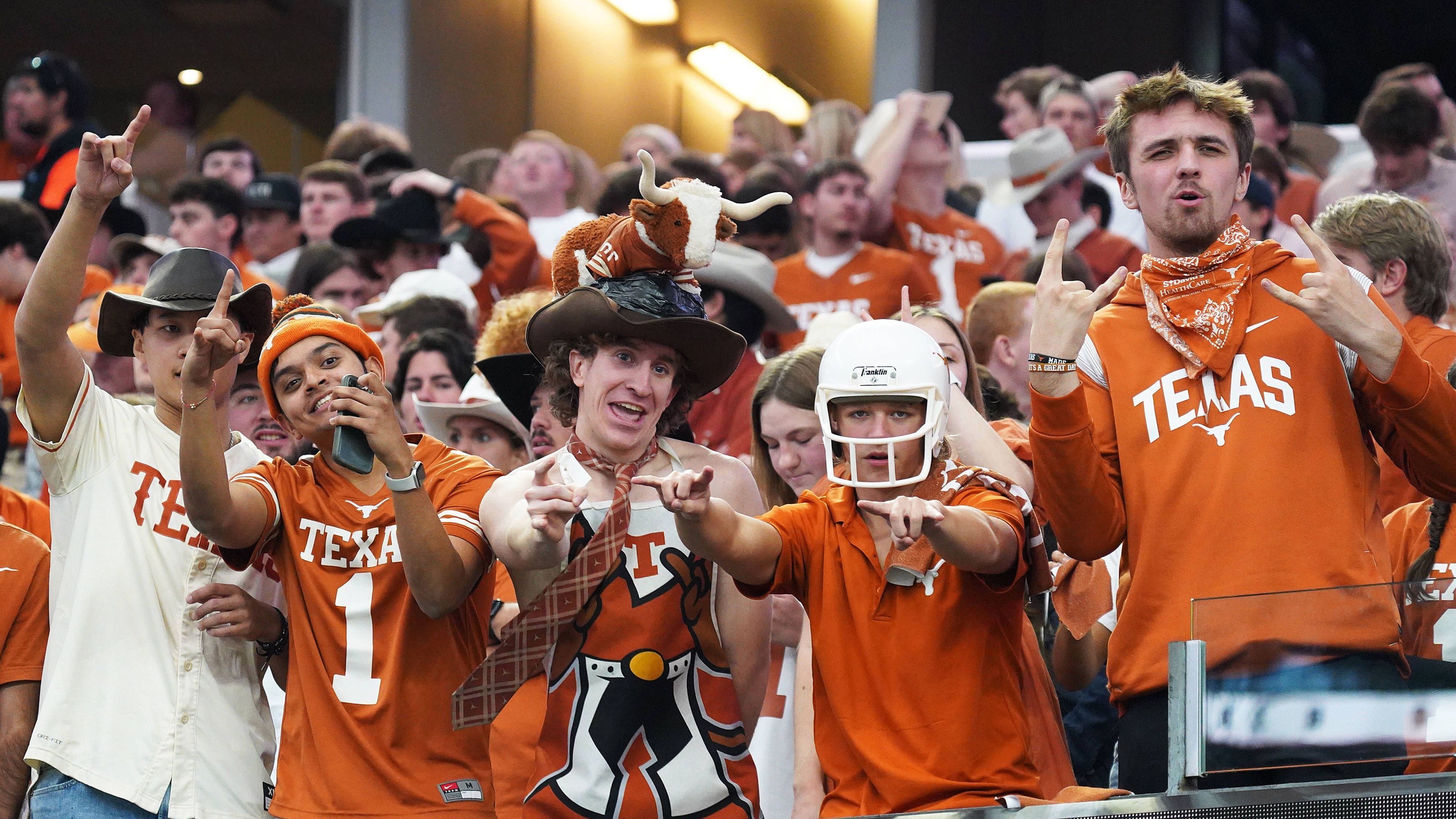 <strong>3. Texas Longhorns</strong><br>Das mit den 18 Jahren und dem letzten Titel muss dazu gesagt werden, denn es ist schlicht unmöglich, dass die Spieler vom ständigen Geschnacke rund um die lange Durststrecke und dem daraus resultierenden "Ist Texas endlich wieder back?" nichts mitbekommen haben.