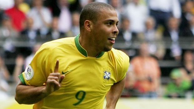 <strong>Angriff: Ronaldo</strong><br>In seiner eigenen Traumelf darf Ronaldo natürlich nicht fehlen. 1994 und 2002 wurde der Ex-Stürmer mit Brasilien Weltmeister, ist mit 15 Treffern auf Platz 2 der ewigen WM-Torschützenliste hinter Miroslav Klose (16 Tore). Auf Vereinsebene war Ronaldo bei zahlreichen Topklubs wie Barcelona, Real Madrid und den beiden Mailänder Vereinen Inter und AC aktiv.