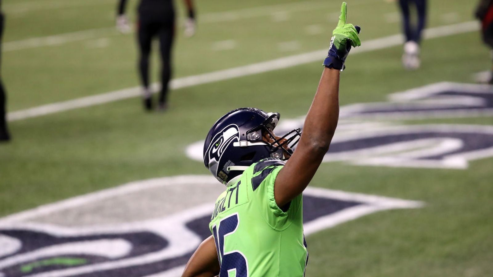 
                <strong>Week 11: Tyler Lockett gegen die Cardinals auf einem Level wie Jerry Rice </strong><br>
                Die Arizona Cardinals entwickeln sich zum Lieblingsgegner von Tyler Lockett. Der Wide Receiver der Seattle Seahawks fing im ersten Aufeinandertreffen in Week 7 Pässe für 200 Yards und drei Touchdowns. Im Thursday Night Game von Week 11 kam es erneut zum Division-Duell der NFC East. Lockett hatte diesmal 67 Receiving-Yards und einen Touchdown zu verbuchen. Damit ist er gemeinsam mit Legende Jerry Rice einer von nur zwei Spielern in der Super-Bowl-Ära, die innerhalb einer Saison gegen einen einzigen Gegner mindestens 20 Catches, 250 Receiving-Yards und vier Touchdowns zustande bekamen.  
              