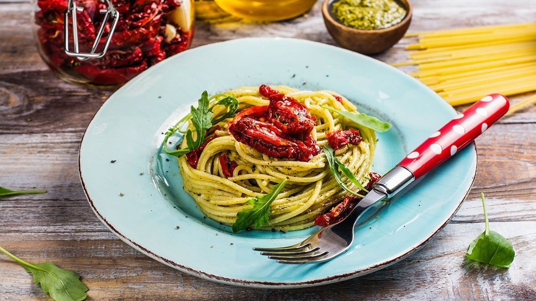 Sie wollen Ihr Abendessen schnell und gesund? Dann greifen Sie bei dem Pasta-Rezept einfach zu Vollkornnudeln.