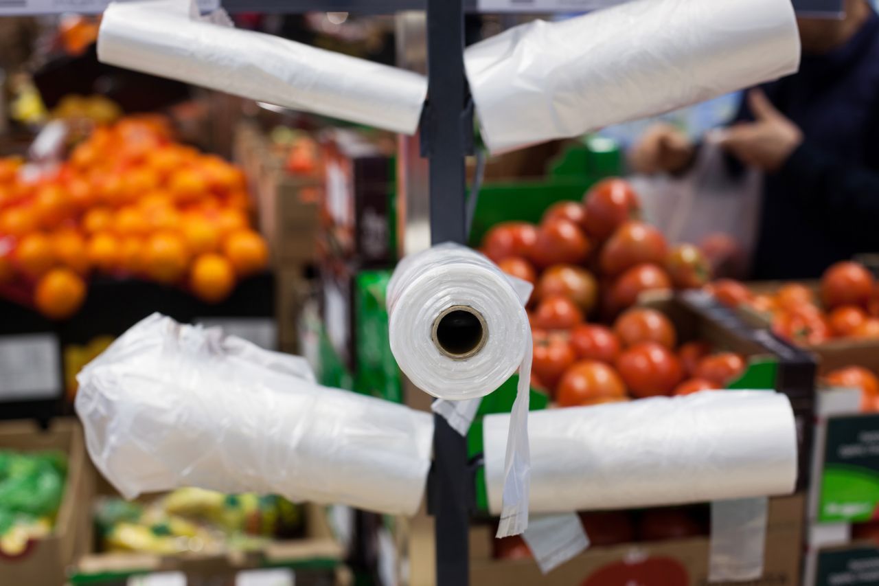 Auch die Hersteller von Fast-Food-Verpackungen und Leichtplastiktaschen sollen an den Kosten für deren Entsorgung beteiligt werden.