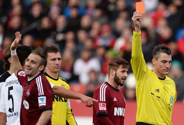 
                <strong>FLOP: 1. FC Nürnberg</strong><br>
                Willkommen zurück auf dem Abstiegsplatz! Im Heimspiel gegen Eintracht Frankfurt will der 1. FC Nürnberg einen Befreiungsschlag landen und den direkten Konkurrenten in der Tabelle überholen. Stattdessen setzt es eine 2:5-Klatsche samt Roter Karte für Javier Pinola (l.).
              