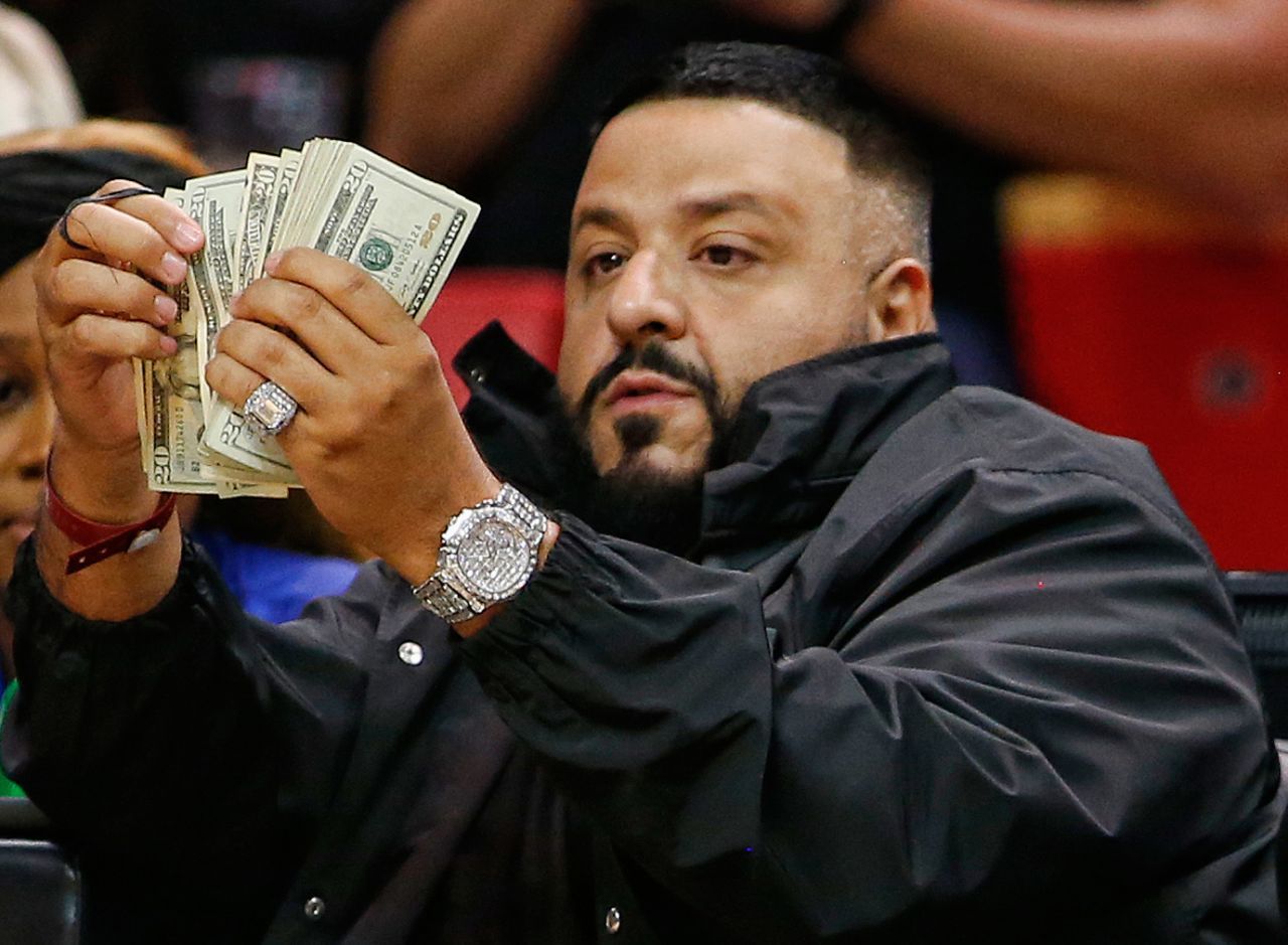 DJ Khaled hat Geld - und zeigt das auch. Nicht wenig gibt der US-Musiker davon für Schuhe aus: In den 5 Meter hohen Regalen seines Sneaker-Schreins soll er mehr als 10.000 Paare aufbewahren.