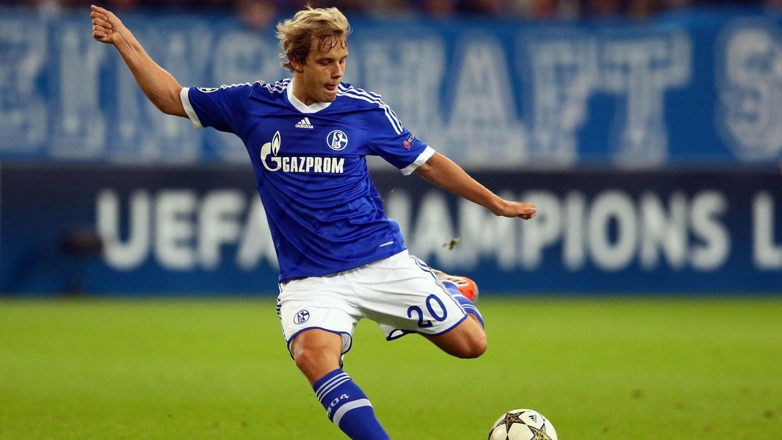 
                <strong>Teemu Pukki</strong><br>
                Als Hao Gelsenkirchen gerade wieder verlassen hatte, verpflichtete Schalke im August 2011 den damals 21 Jahre alten Finnen Teemu Pukki von HJK Helsinki. Und das einstige Talente hatte gar keinen schlechten Start auf Schalke, in seinem dritten Bundesliga-Spiel gelang dem Stürmer ein Doppelpack gegen Hannover. Dennoch blieb dem Jungspund nicht zuletzt aufgrund namhafter Konkurrenz wie Raul der endgültige Durchbruch verwehrt. Im Sommer 2013 verließ Pukki den Bundesliga-Klub nach 47 Pflichtspiel-Einsätzen und acht Toren in Richtung Celtic Glasgow. Heute spielt der 30-Jährige in England für den Zweitligisten Norwich und ist beim aktuellen Tabellenführer mit elf Treffern der erfolgreichste Torschütze. 
              