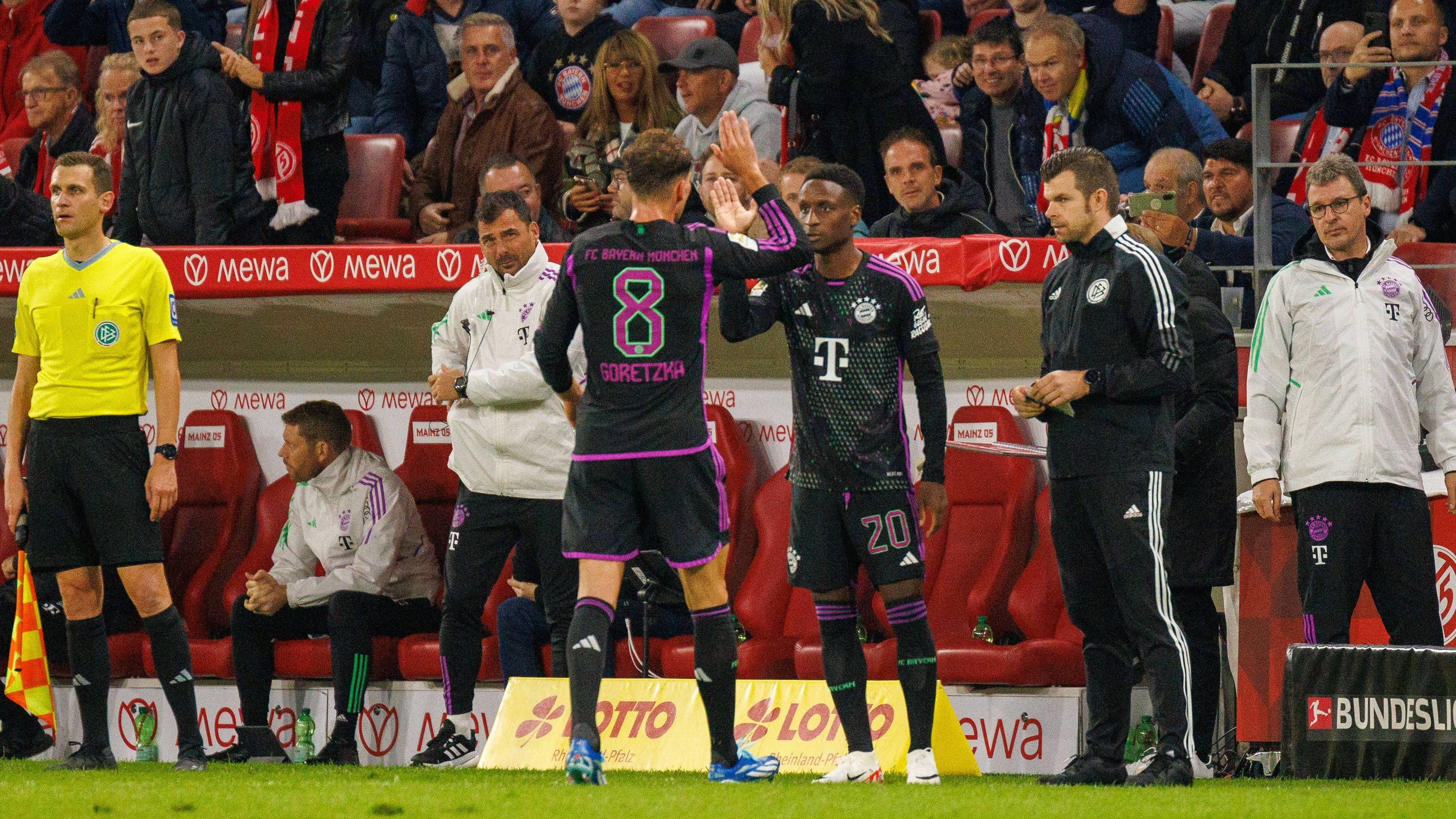 <strong>Bouna Sarr</strong><br>Ist beim FC Bayern grundsätzlich so sehr außenvor, dass jede Einwechslung eine Nachricht wert ist. Kommt in der 74. Minute für Goretzka. Bleibt aber ohne Einfluss<strong>. </strong><em><strong>ran</strong></em><strong>-Note: keine Bewertung</strong>