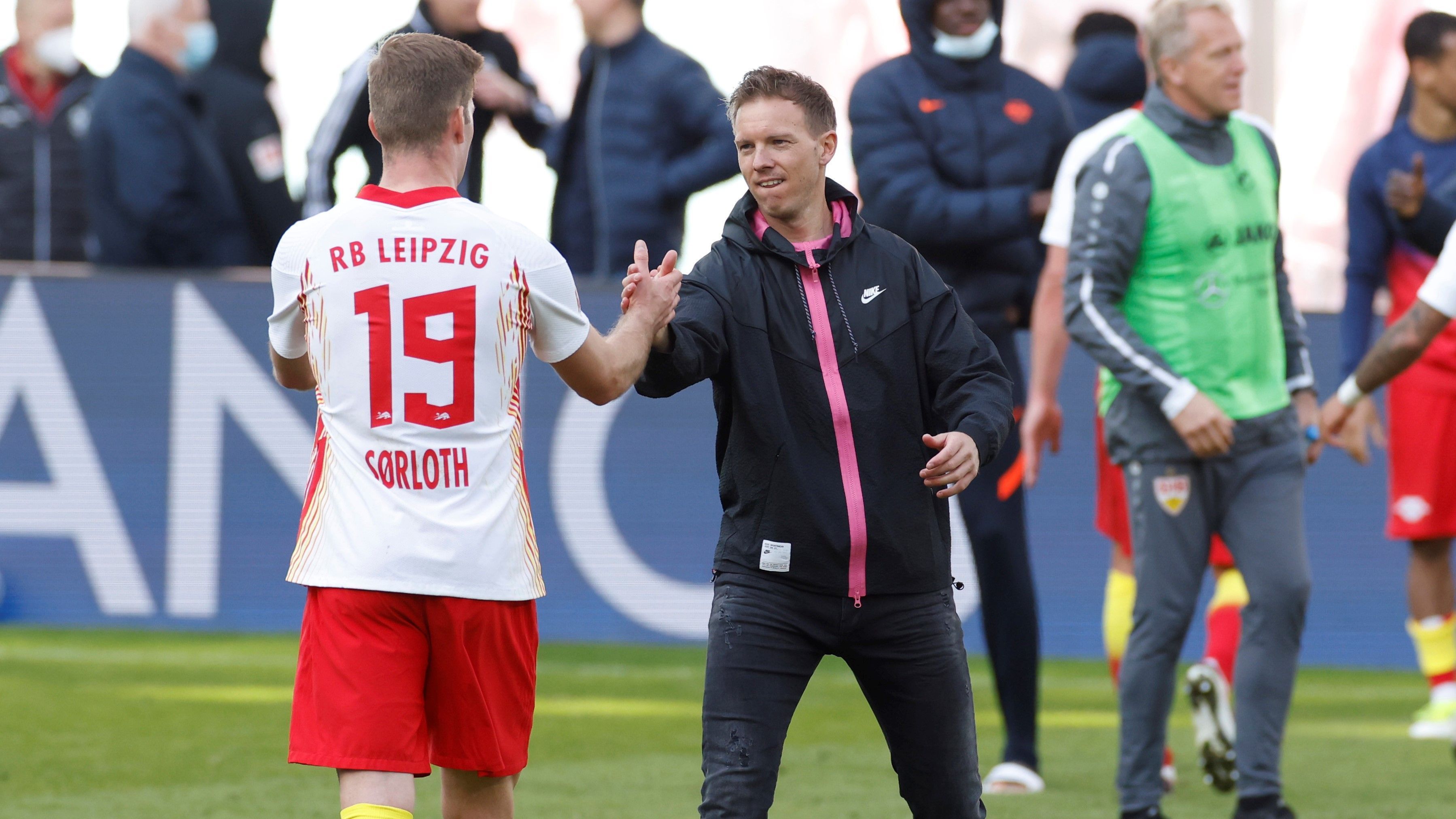 
                <strong>Der Spielstil von Julian Nagelsmann</strong><br>
                Dort pflegt seine Mannschaft einen attraktiven Spielstil mit viel Ballbewegung. Die Leipziger greifen gerne durch die Mitte an, wo sie sich durch ihre Kombinationsstärke viele Chancen erarbeiten. Der Vorteil bei diesem zentrierten Spielansatz: Bei Ballverlust steht die Leipziger Elf kompakt. In der Bundesliga hat sie mit Abstand die wenigsten Tore kassiert. Nagelsmann führte sein Team mit seinen taktischen Kniffen, die er auch während des Spiels einsetzt, schon ins Champions-League-Halbfinale und in dieser Saison bislang auf Platz zwei der Liga - und ins Pokalfinale.
              