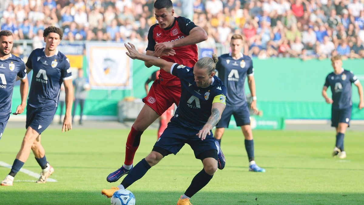 Patrik Schick (Bayer 04 Leverkusen) und Nils Butzen (FC Carl Zeiss Jena) kaempfen um den Ball, DFB-Pokal - First Round, FC Carl Zeiss Jena vs Bayer 04 Leverkusen, ad hoc Arena im Ernst-Abbe-Sportfe...