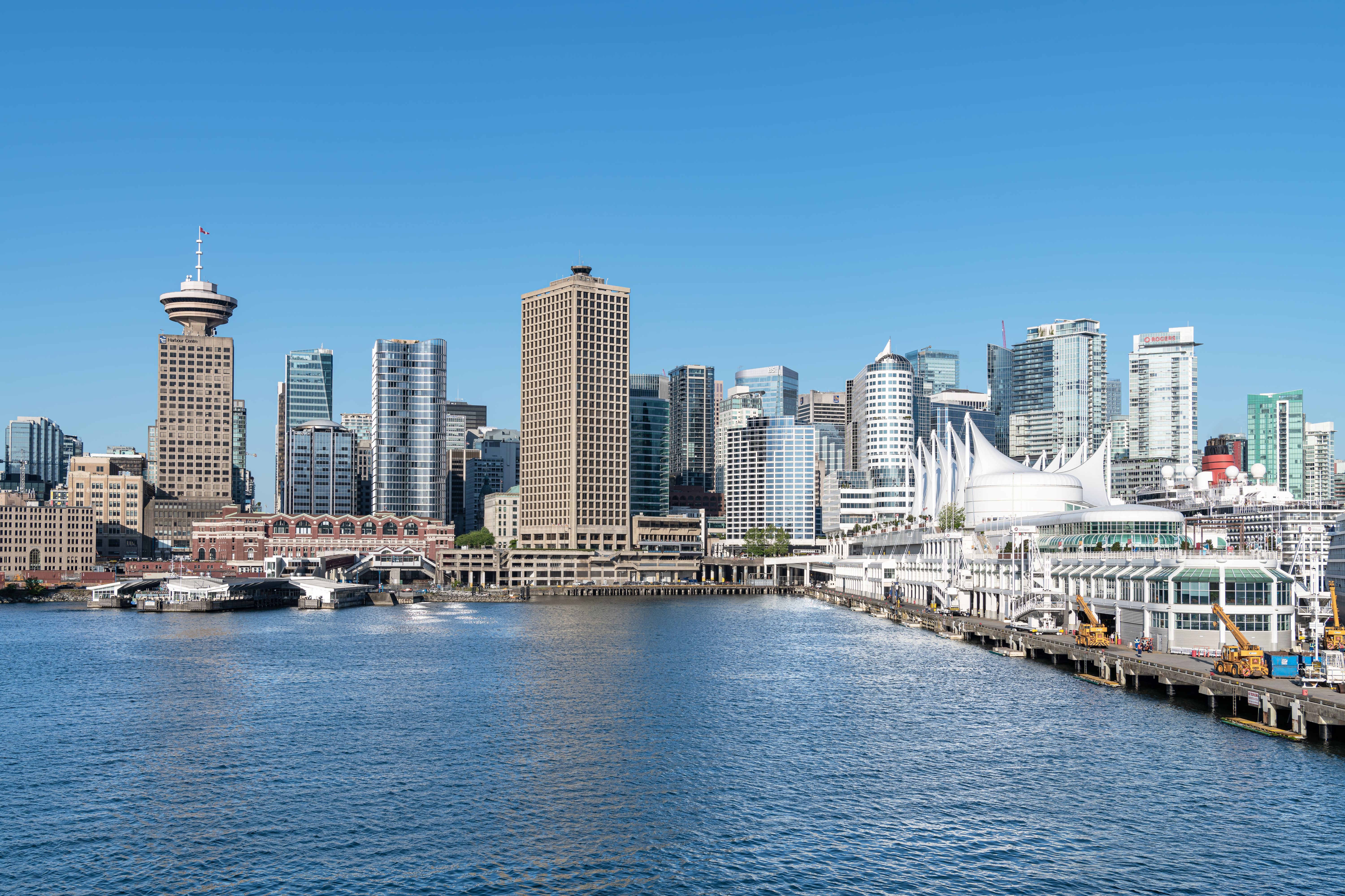 Auf dem amerikanischen Kontinent schafft es vor allem eine Stadt regelmäßig in die Top Ten: Vancouver. Die zwischen Bergen und Meer gelegene kanadische Metropole gilt als grünste Stadt Nordamerikas. Außerdem gelten die Bewohner:innen der Stadt als ausgesprochen freundlich, sodass sich Zugezogene hier schnell heimisch fühlen.